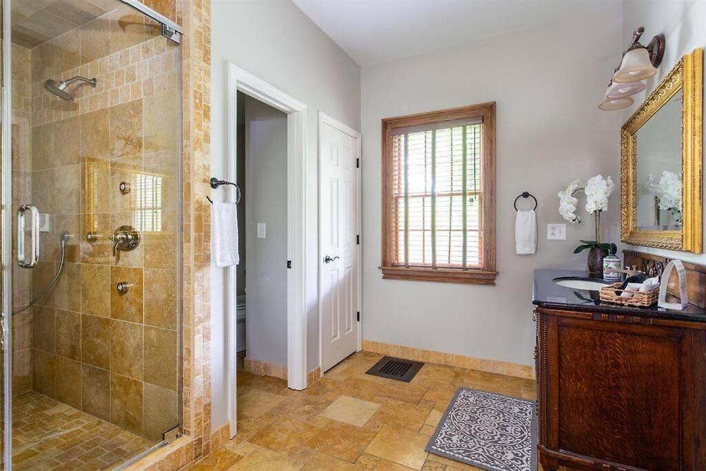 Prime Location In 12south, Walkable To Shopping & Dining