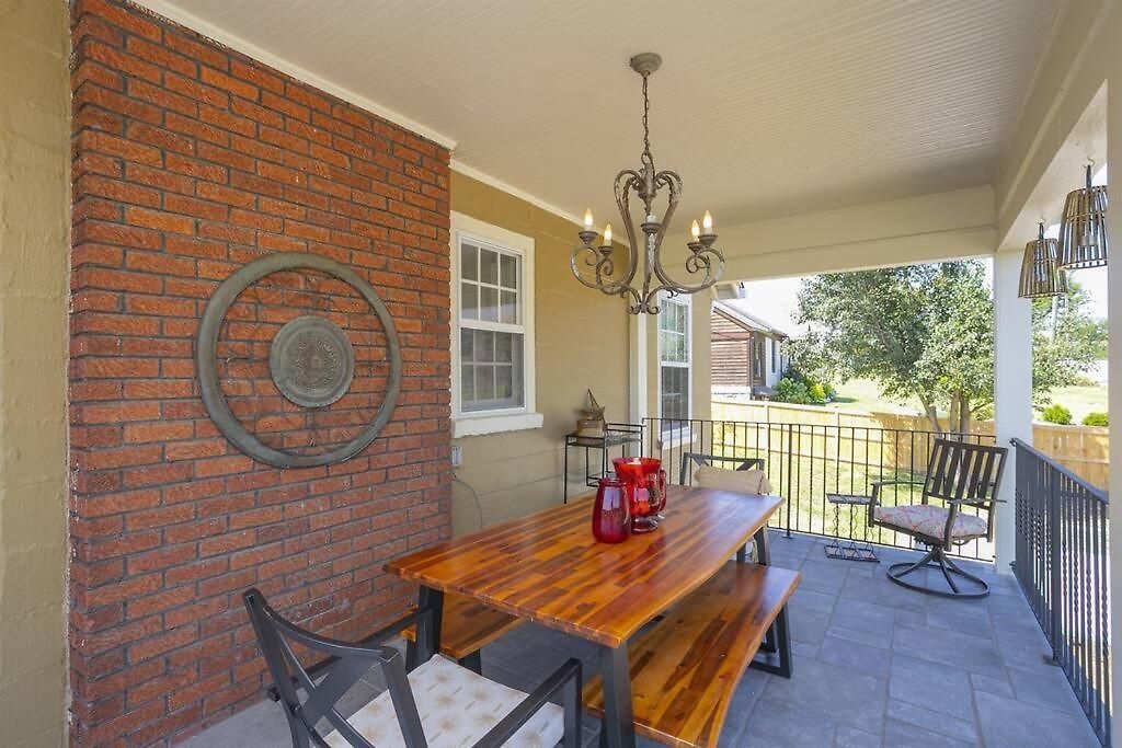 Golf Views, Porch Vibes, 3mi To Broadway! Holiday home *