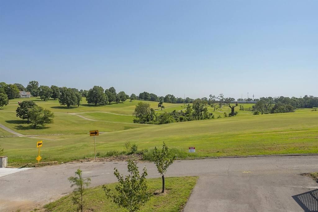Golf Views, Porch Vibes, 3mi To Broadway! Holiday home