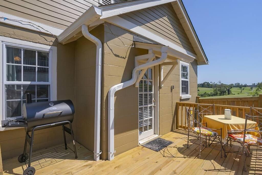Holiday home Golf Views, Porch Vibes, 3mi To Broadway!