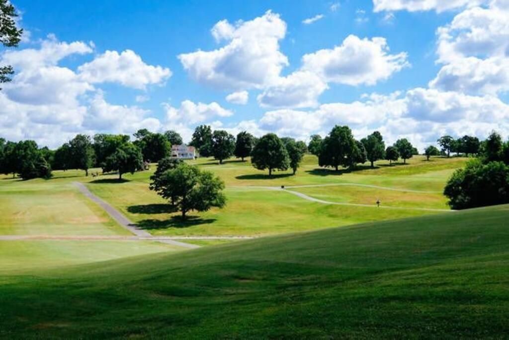 Golf Views, Porch Vibes, 3mi To Broadway!