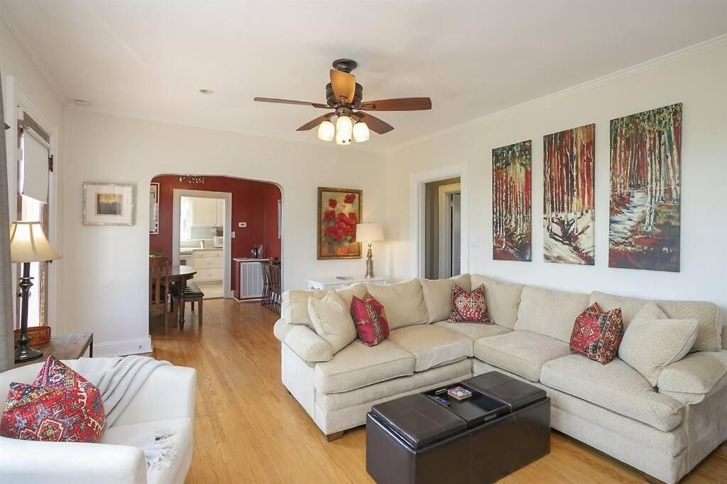 Holiday home Golf Views, Porch Vibes, 3mi To Broadway! *