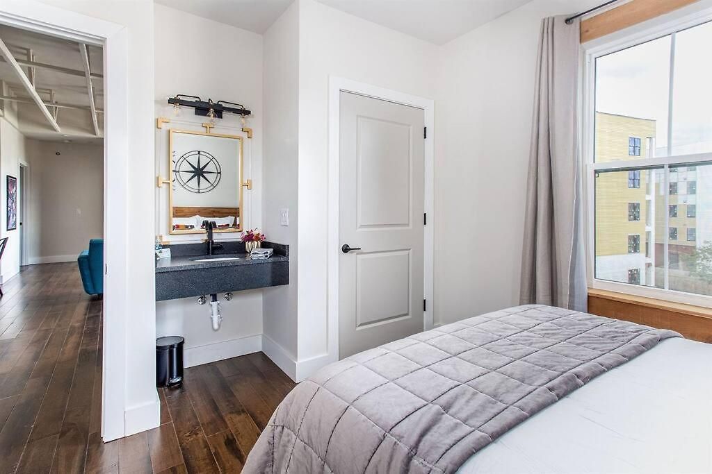 Historic Loft 2mi To Broadway On-site Speakeasy Apartment