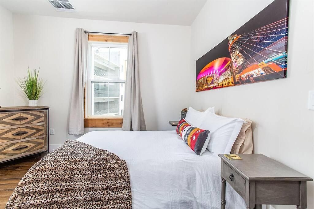Historic Loft 2mi To Broadway On-site Speakeasy Apartment