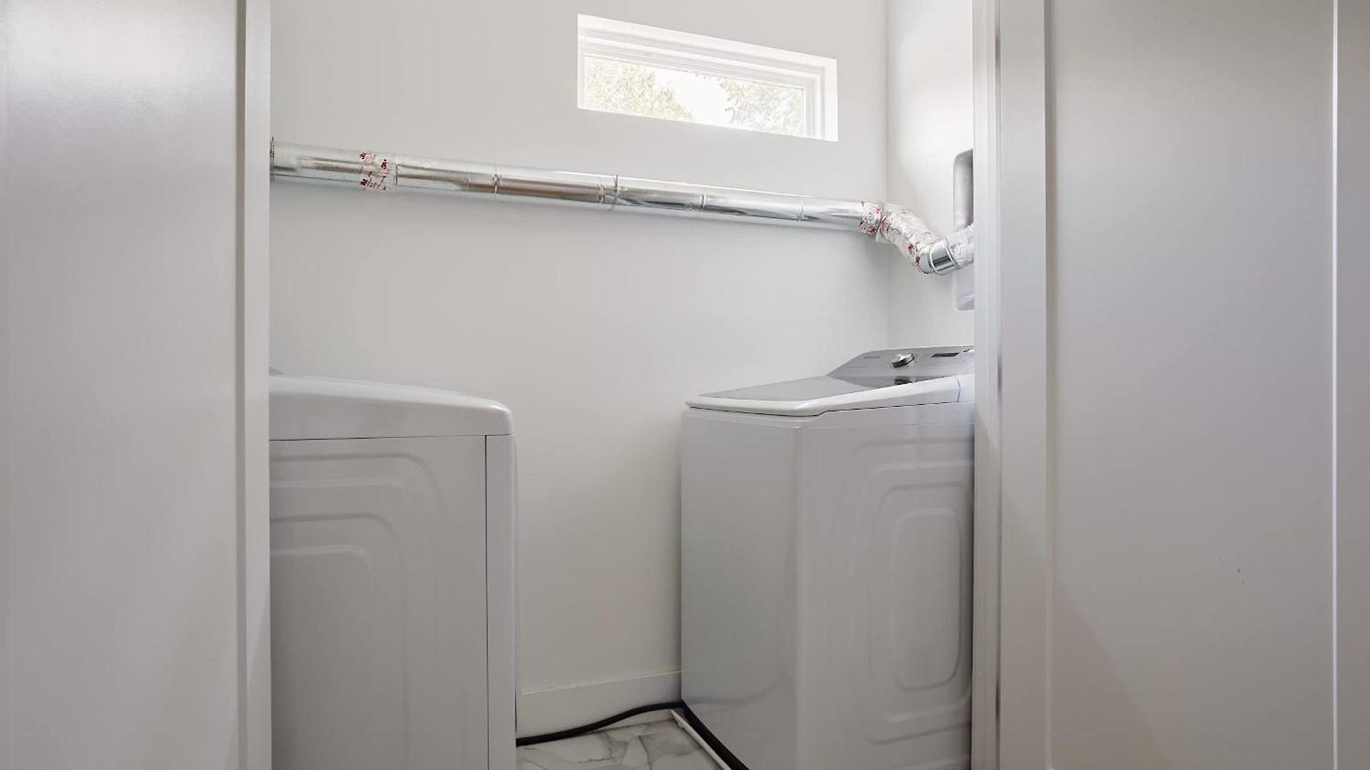 6 Bed With En Baths, Host Up To 20, Rooftops, Parking, Gourmet Kitchens, Cozy Living Spaces, Skyline Views & Fire Table, Near Downtown, Distilleries & Marathon Village, High-speed Wi-fi, 24hr Hospitality *