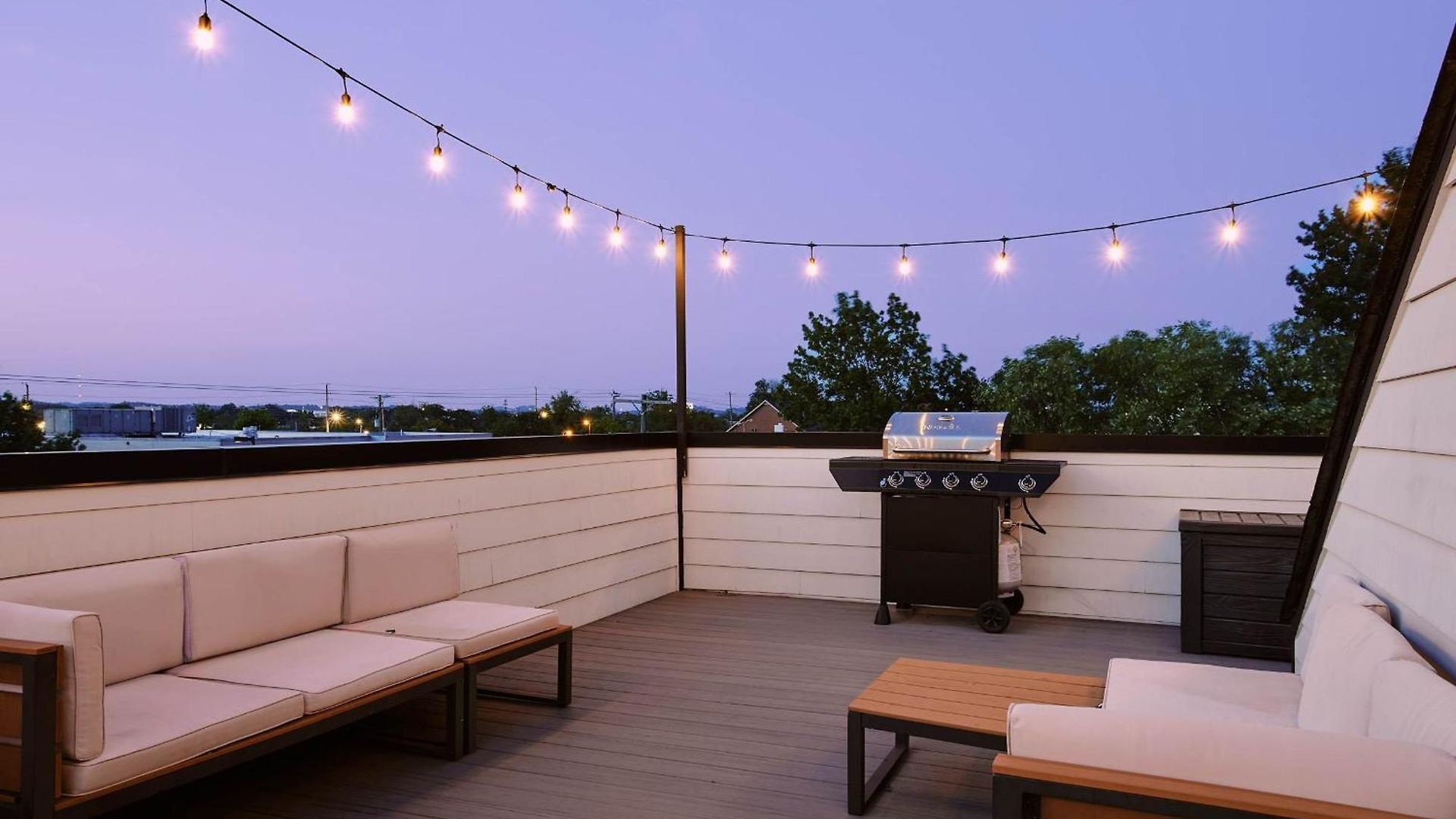 Holiday home 6 Bed With En Baths, Host Up To 20, Rooftops, Parking, Gourmet Kitchens, Cozy Living Spaces, Skyline Views & Fire Table, Near Downtown, Distilleries & Marathon Village, High-speed Wi-fi, 24hr Hospitality