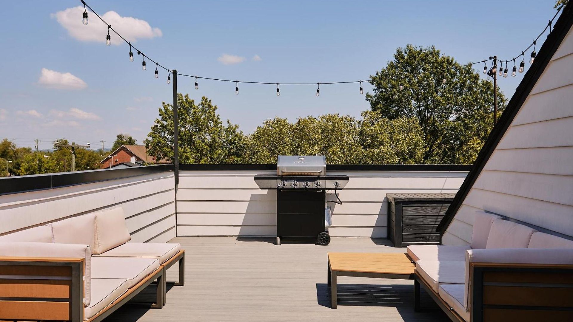 Holiday home 6 Bed With En Baths, Host Up To 20, Rooftops, Parking, Gourmet Kitchens, Cozy Living Spaces, Skyline Views & Fire Table, Near Downtown, Distilleries & Marathon Village, High-speed Wi-fi, 24hr Hospitality *