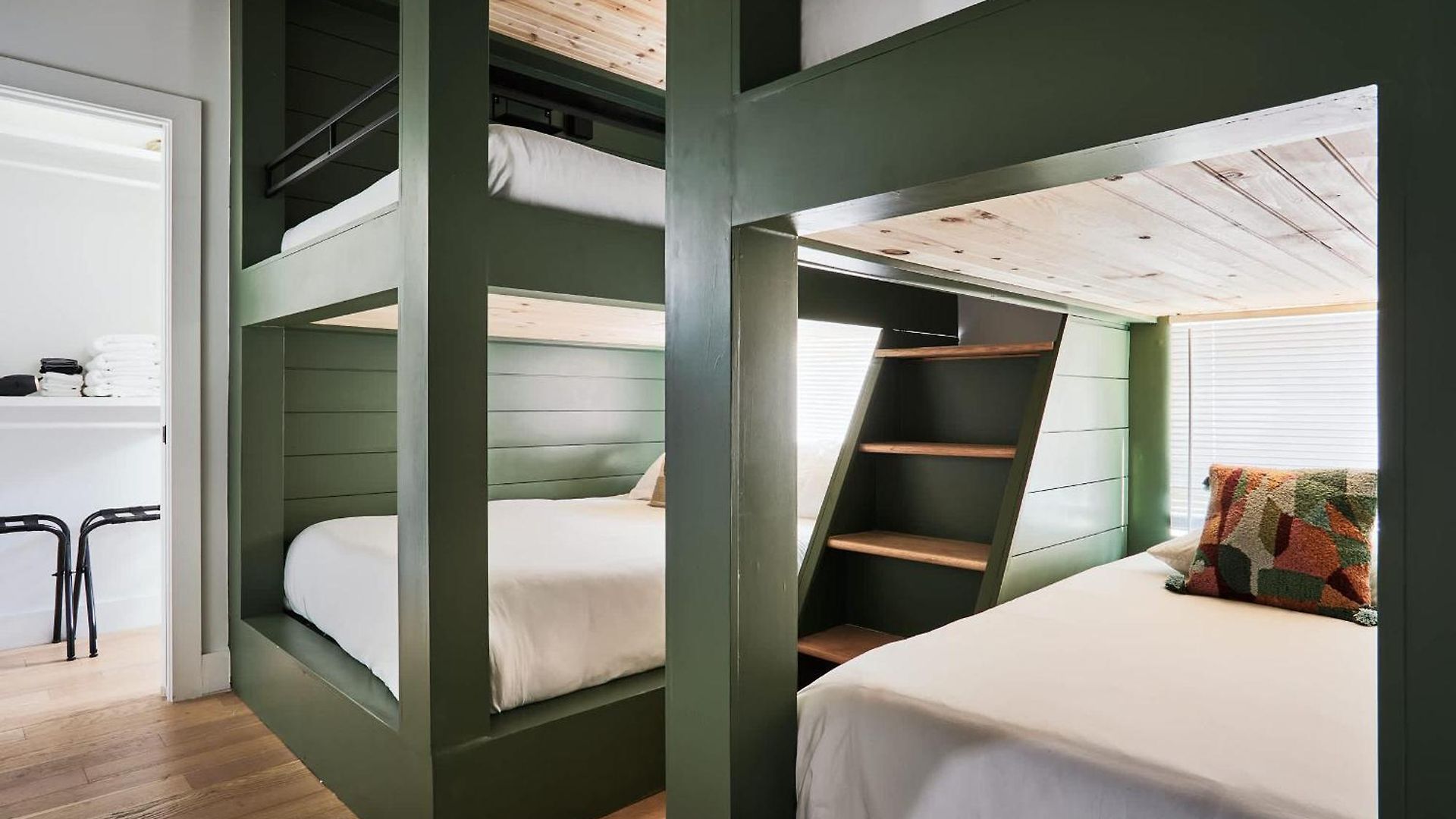 6 Bed With En Baths, Host Up To 20, Rooftops, Parking, Gourmet Kitchens, Cozy Living Spaces, Skyline Views & Fire Table, Near Downtown, Distilleries & Marathon Village, High-speed Wi-fi, 24hr Hospitality Holiday home