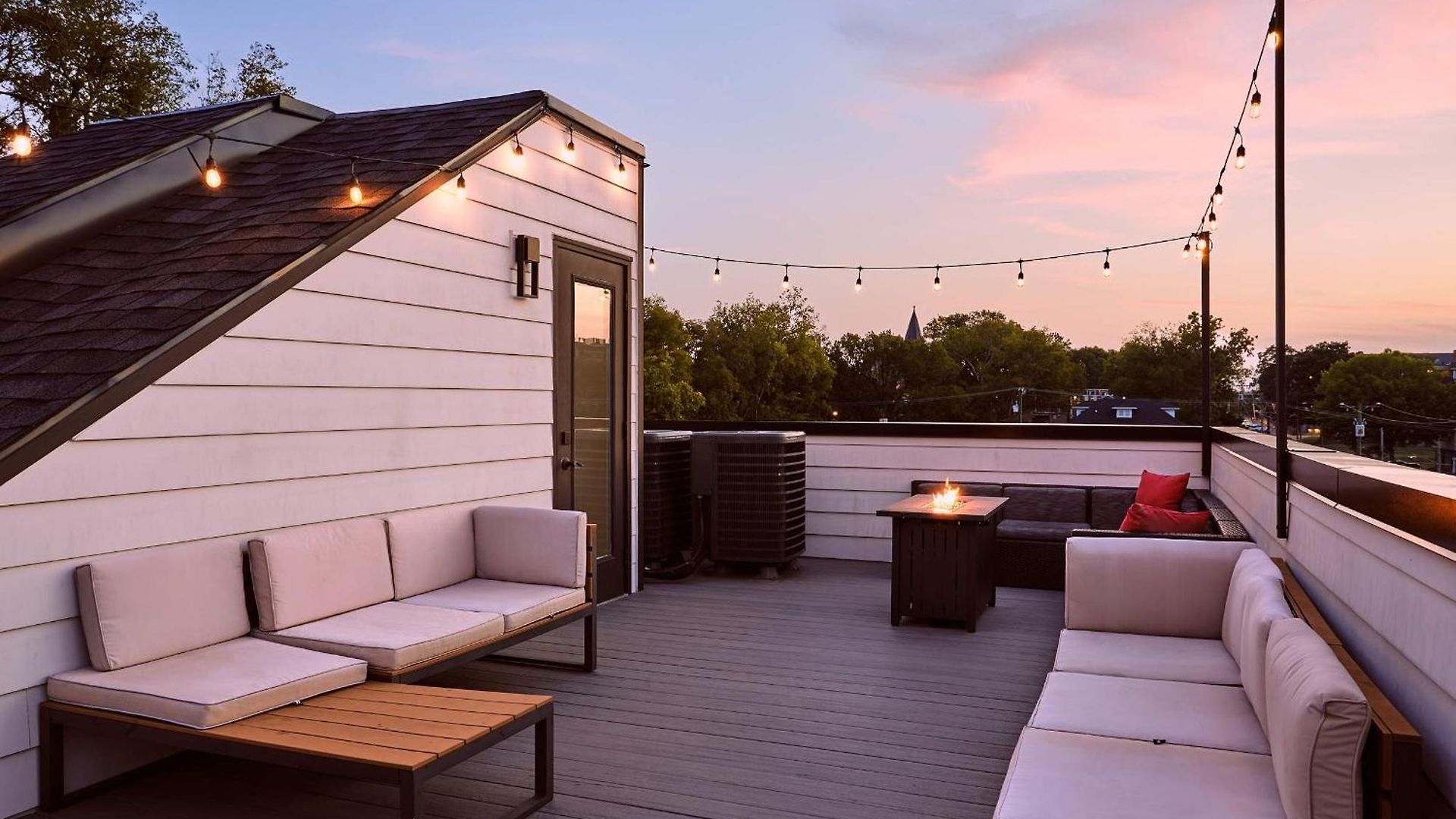 6 Bed With En Baths, Host Up To 20, Rooftops, Parking, Gourmet Kitchens, Cozy Living Spaces, Skyline Views & Fire Table, Near Downtown, Distilleries & Marathon Village, High-speed Wi-fi, 24hr Hospitality Holiday home