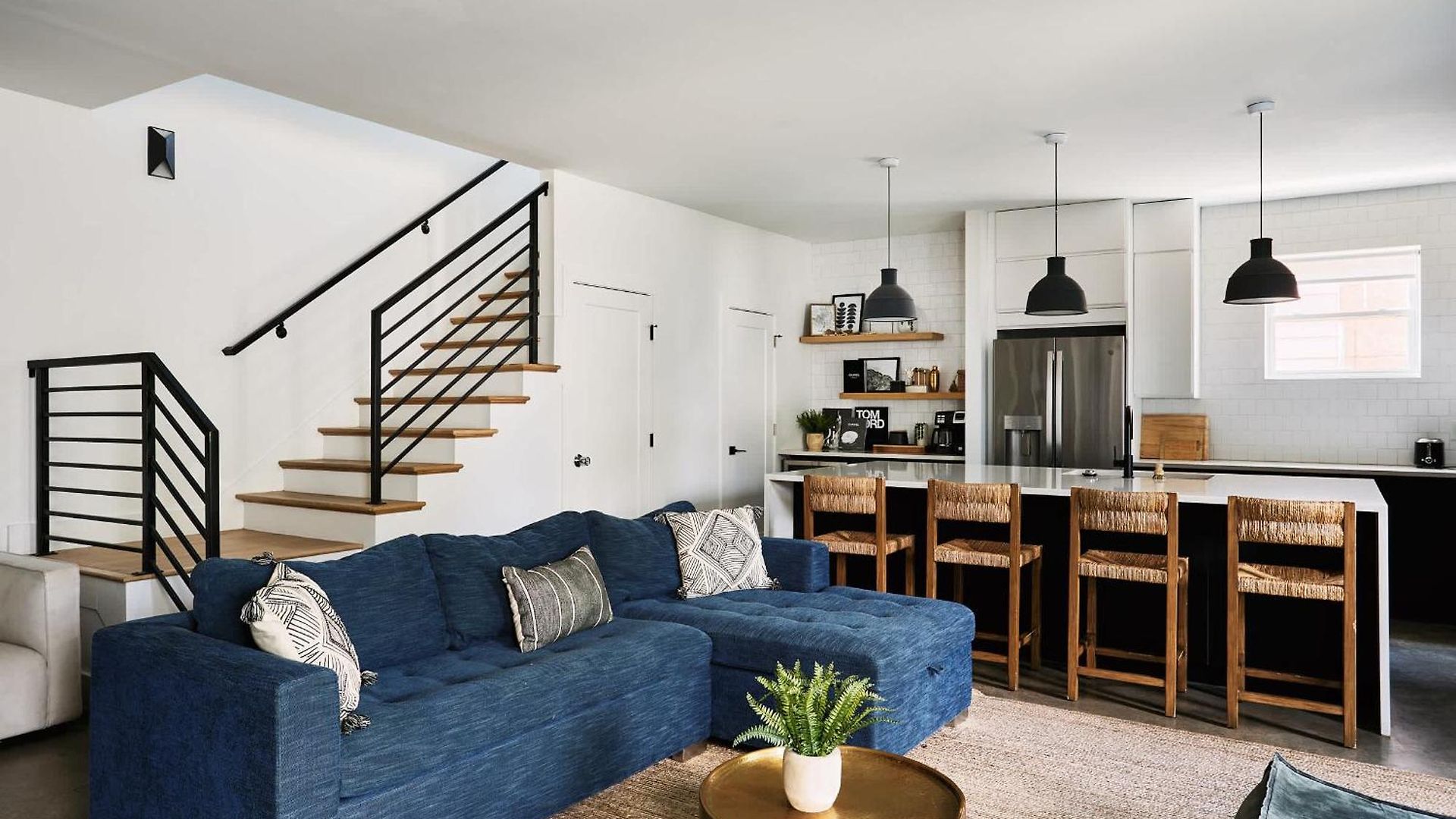 6 Bed With En Baths, Host Up To 20, Rooftops, Parking, Gourmet Kitchens, Cozy Living Spaces, Skyline Views & Fire Table, Near Downtown, Distilleries & Marathon Village, High-speed Wi-fi, 24hr Hospitality Holiday home *