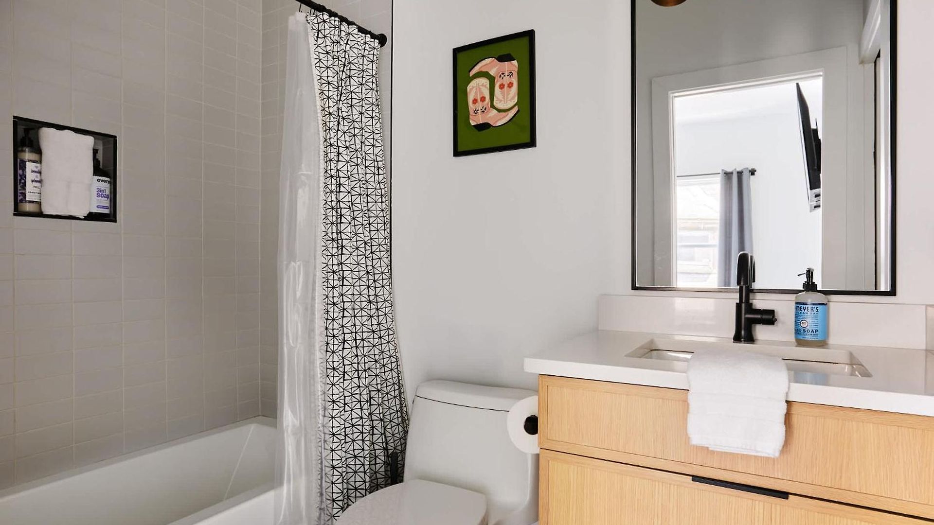 Stylish 3 Bed Retreat, Rooftop, Parking, Sleeps 10, Ensuite Baths, Bunk Room, Gourmet Kitchen, Cozy Living Space, Rooftop Views & Fire Table, Near Downtown, Distilleries & Marathon Village, 24 Hr Hospitality Nashville