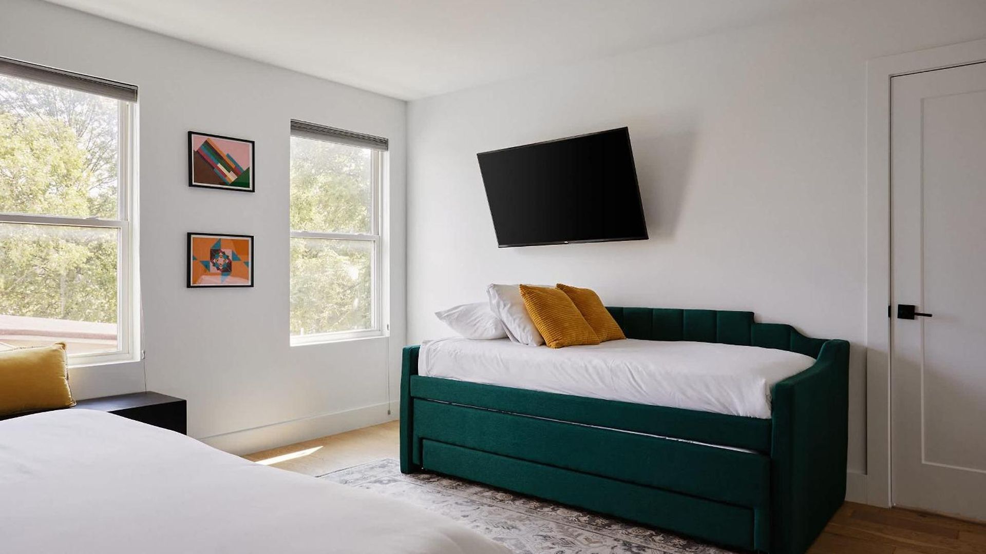 Stylish 3 Bed Retreat, Rooftop, Parking, Sleeps 10, Ensuite Baths, Bunk Room, Gourmet Kitchen, Cozy Living Space, Rooftop Views & Fire Table, Near Downtown, Distilleries & Marathon Village, 24 Hr Hospitality