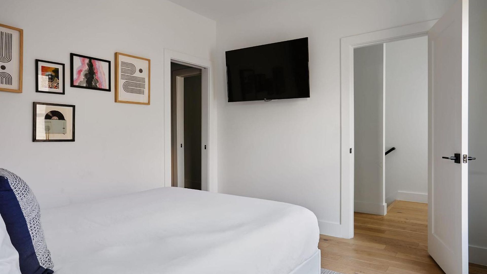 Holiday home Stylish 3 Bed Retreat, Rooftop, Parking, Sleeps 10, Ensuite Baths, Bunk Room, Gourmet Kitchen, Cozy Living Space, Rooftop Views & Fire Table, Near Downtown, Distilleries & Marathon Village, 24 Hr Hospitality