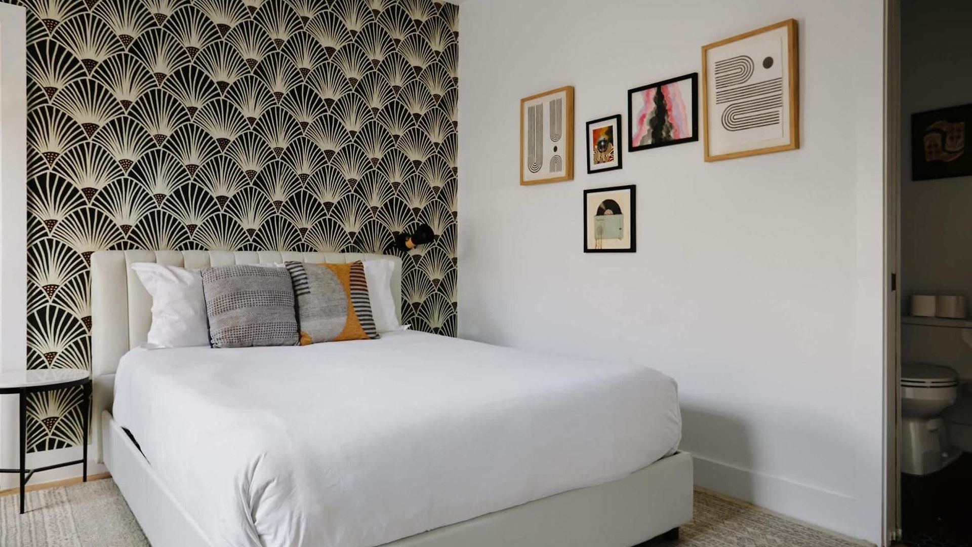 Stylish 3 Bed Retreat, Rooftop, Parking, Sleeps 10, Ensuite Baths, Bunk Room, Gourmet Kitchen, Cozy Living Space, Rooftop Views & Fire Table, Near Downtown, Distilleries & Marathon Village, 24 Hr Hospitality Nashville