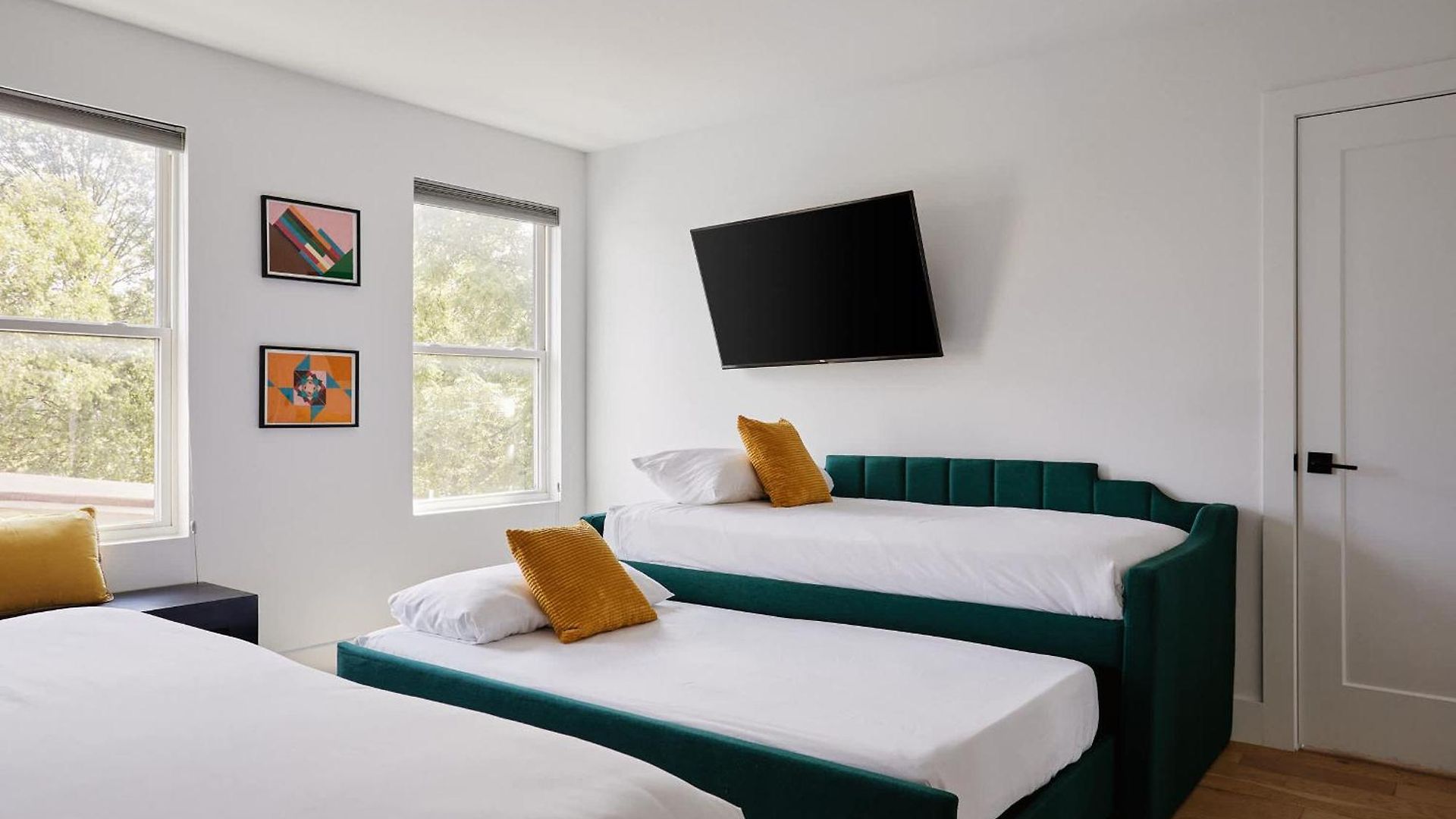 Stylish 3 Bed Retreat, Rooftop, Parking, Sleeps 10, Ensuite Baths, Bunk Room, Gourmet Kitchen, Cozy Living Space, Rooftop Views & Fire Table, Near Downtown, Distilleries & Marathon Village, 24 Hr Hospitality * Nashville