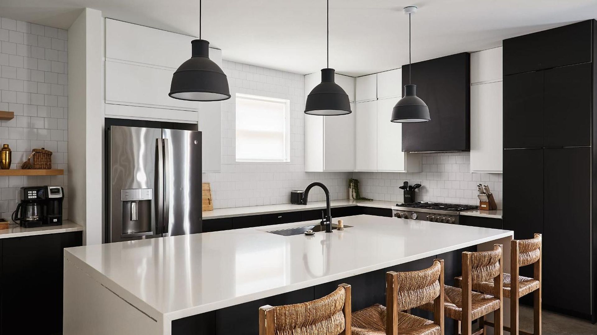 Holiday home Stylish 3 Bed Retreat, Rooftop, Parking, Sleeps 10, Ensuite Baths, Bunk Room, Gourmet Kitchen, Cozy Living Space, Rooftop Views & Fire Table, Near Downtown, Distilleries & Marathon Village, 24 Hr Hospitality Nashville
