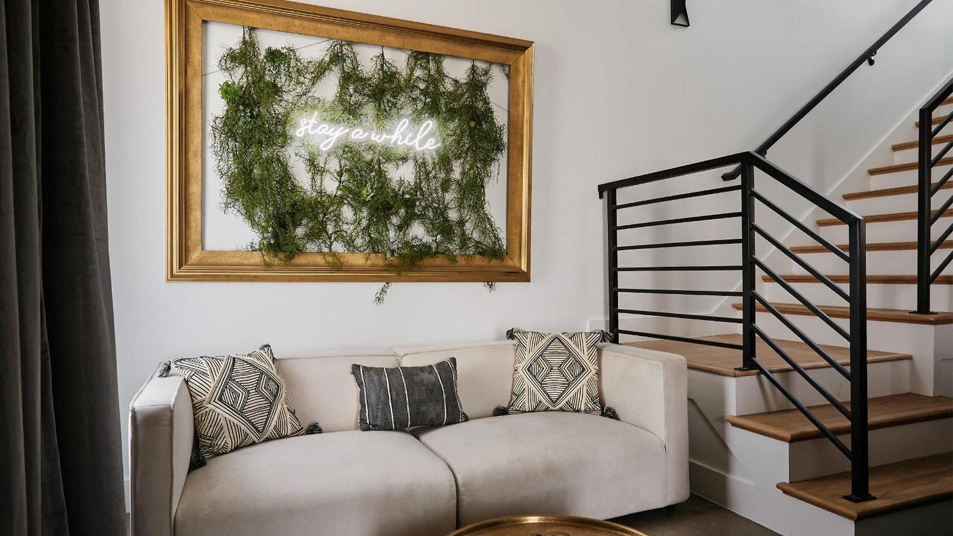 Stylish 3 Bed Retreat, Rooftop, Parking, Sleeps 10, Ensuite Baths, Bunk Room, Gourmet Kitchen, Cozy Living Space, Rooftop Views & Fire Table, Near Downtown, Distilleries & Marathon Village, 24 Hr Hospitality Nashville