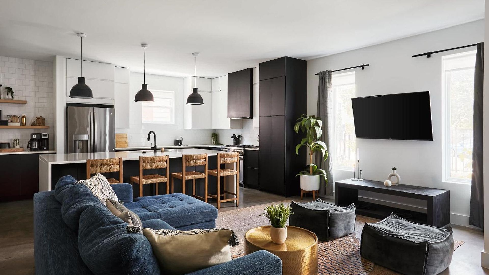 Holiday home Stylish 3 Bed Retreat, Rooftop, Parking, Sleeps 10, Ensuite Baths, Bunk Room, Gourmet Kitchen, Cozy Living Space, Rooftop Views & Fire Table, Near Downtown, Distilleries & Marathon Village, 24 Hr Hospitality