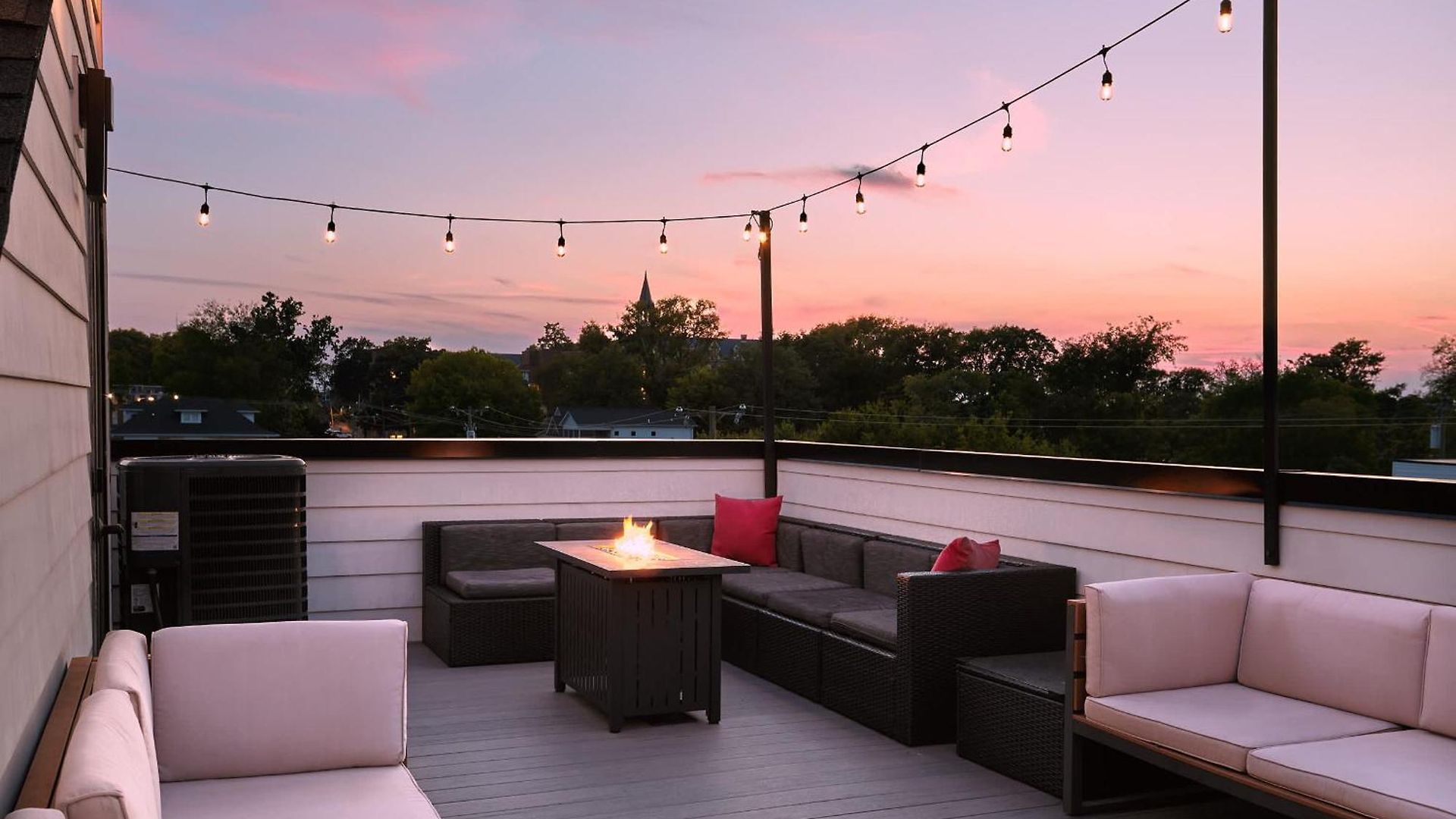 Stylish 3 Bed Retreat, Rooftop, Parking, Sleeps 10, Ensuite Baths, Bunk Room, Gourmet Kitchen, Cozy Living Space, Rooftop Views & Fire Table, Near Downtown, Distilleries & Marathon Village, 24 Hr Hospitality * Nashville
