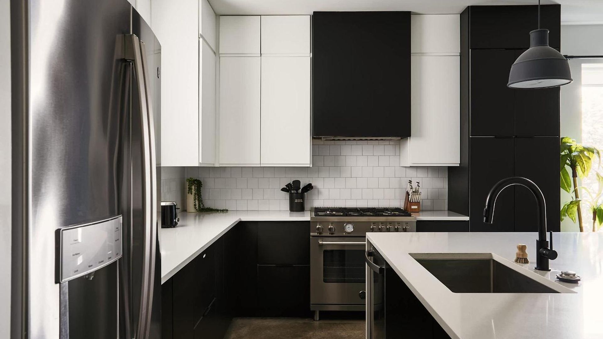 Stylish 3 Bed Retreat, Rooftop, Parking, Sleeps 10, Ensuite Baths, Bunk Room, Gourmet Kitchen, Cozy Living Space, Rooftop Views & Fire Table, Near Downtown, Distilleries & Marathon Village, 24 Hr Hospitality Holiday home *