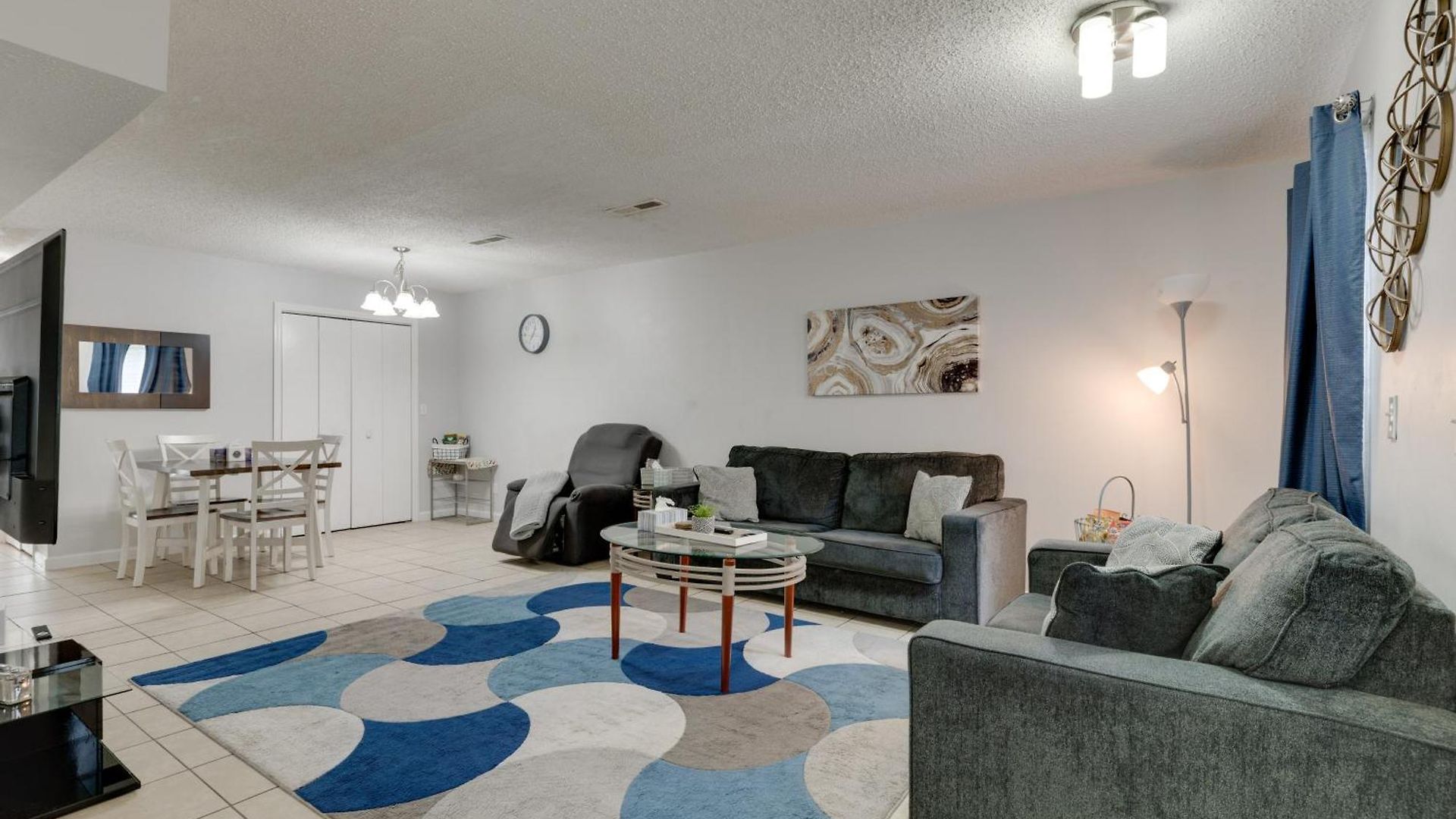 2 Bdr With Free Parking! 2m To Broadway!