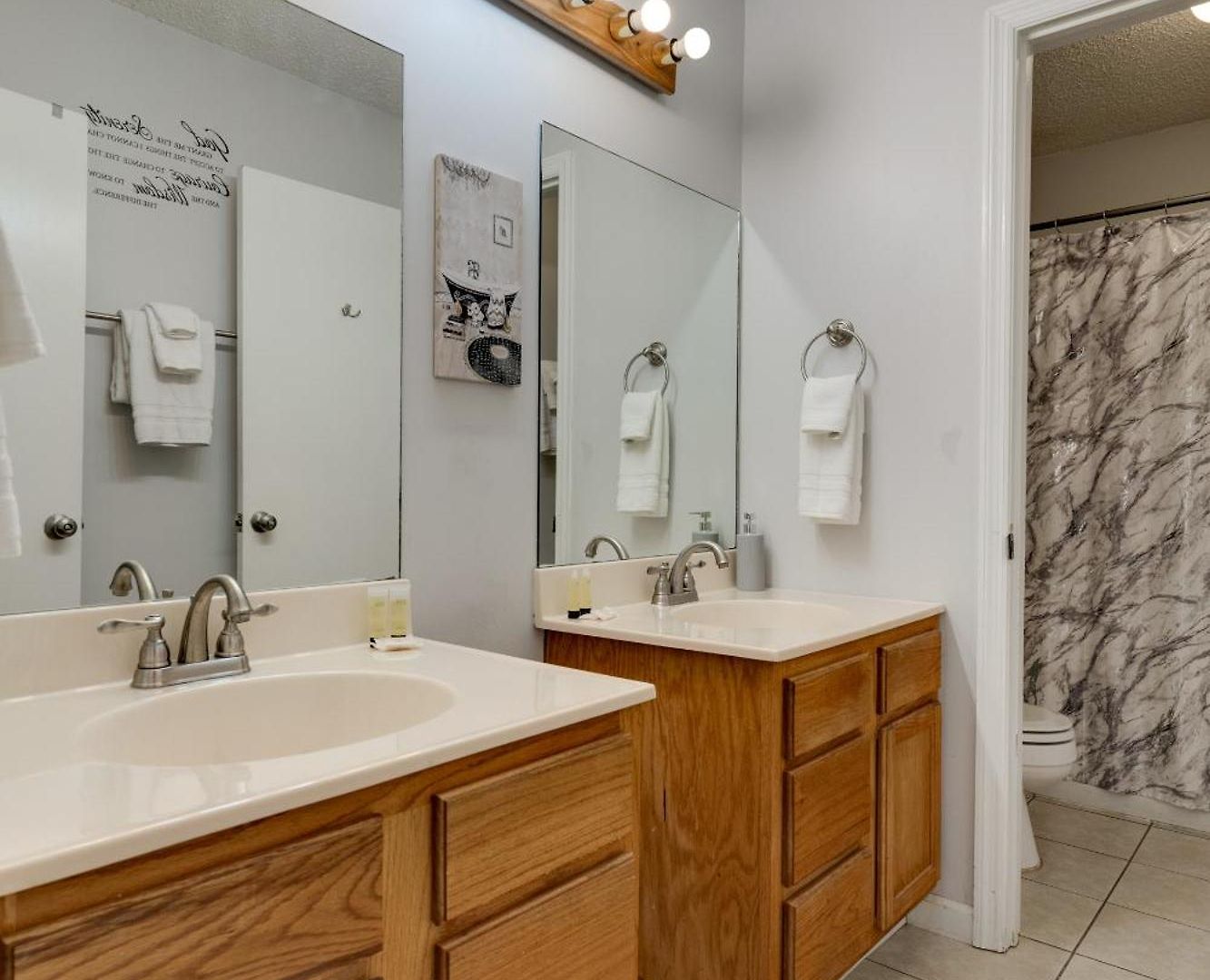 2 Bdr With Free Parking! 2m To Broadway!