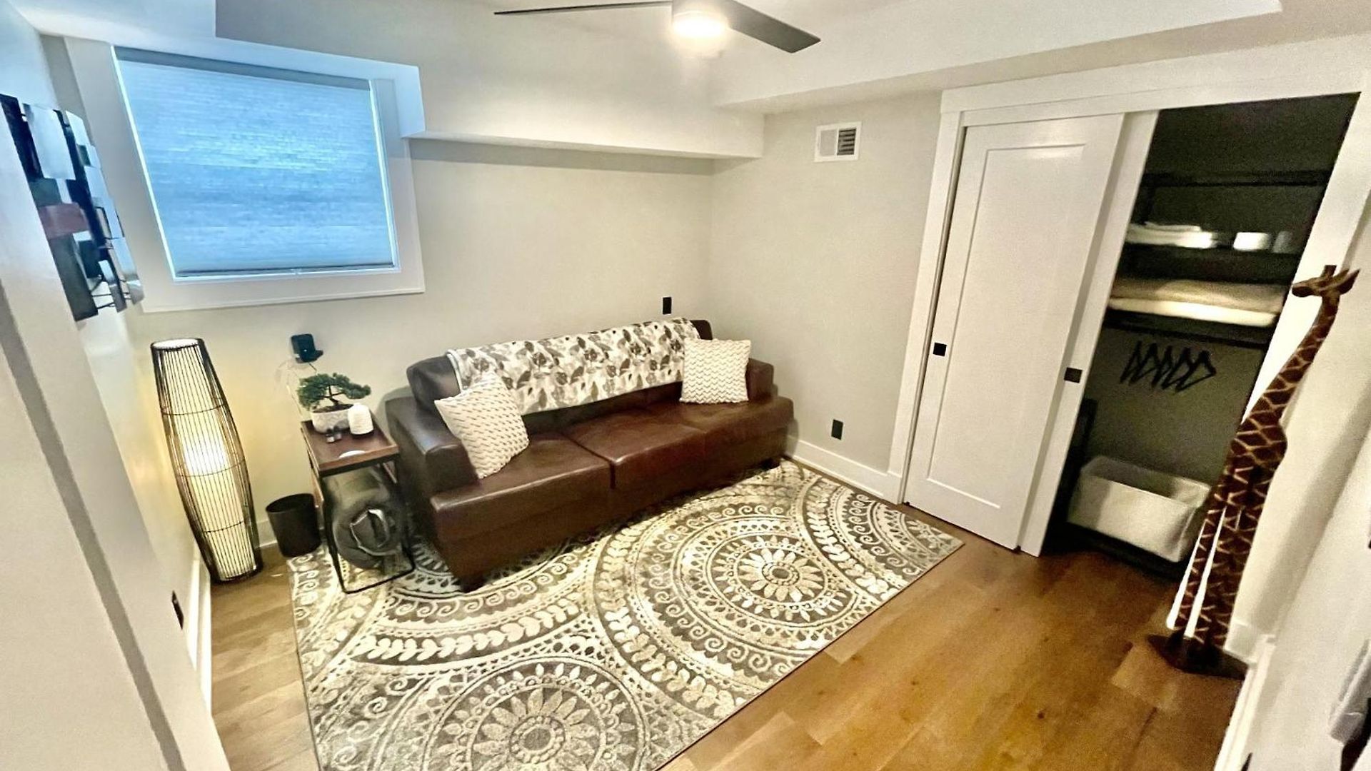 8 Minutes To Downtown! Holiday home