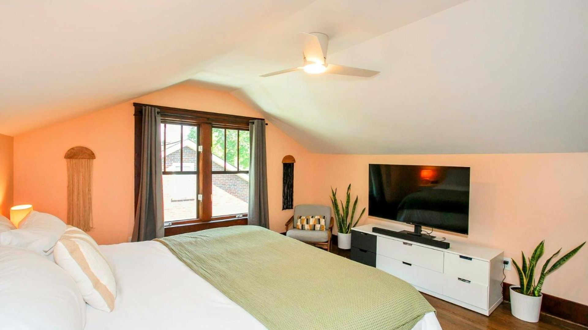 Holiday home Bright In Hip East Walk To 5 Points - Only 2 Miles To Downtown