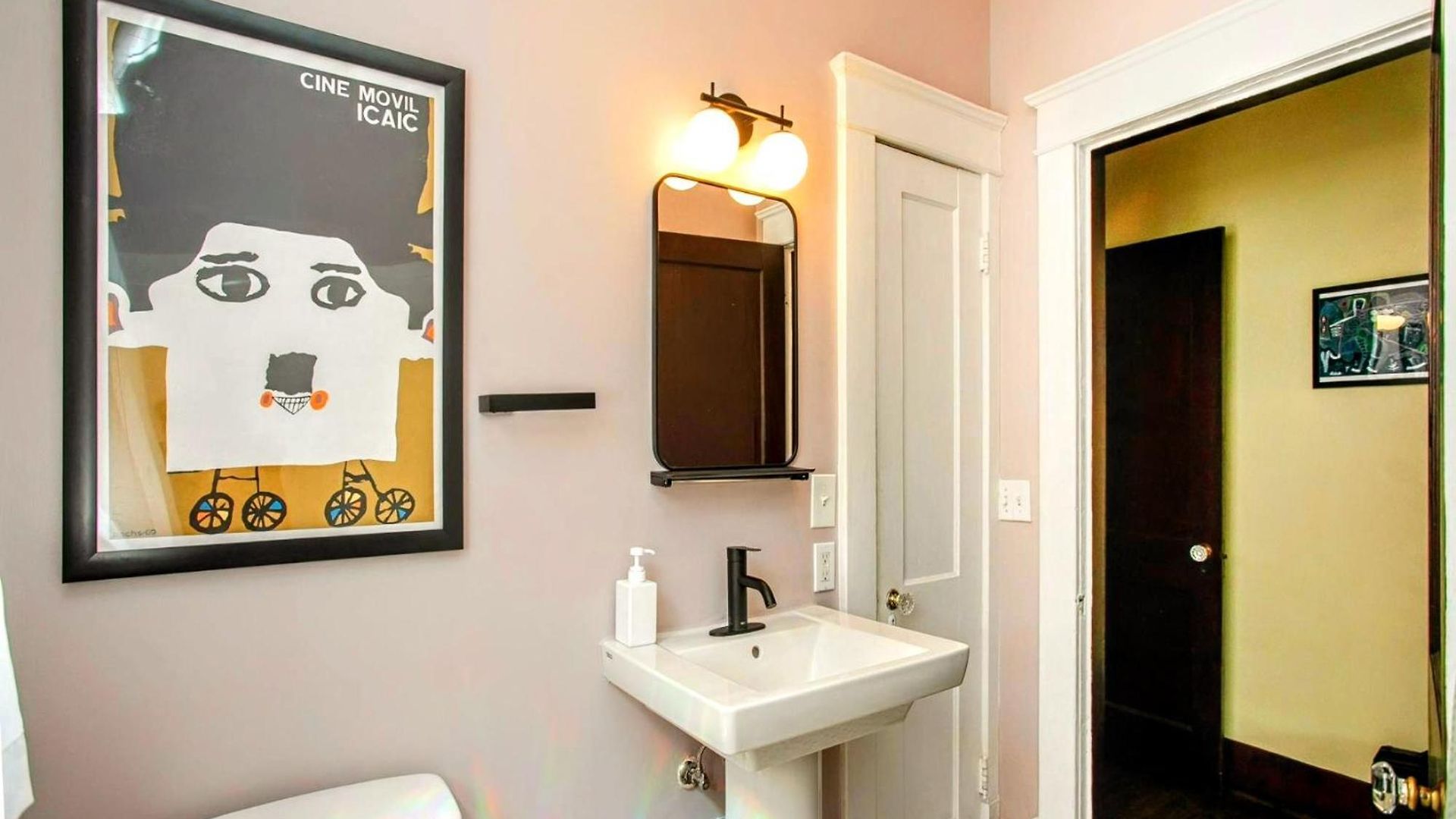 Bright In Hip East Walk To 5 Points - Only 2 Miles To Downtown Holiday home Nashville