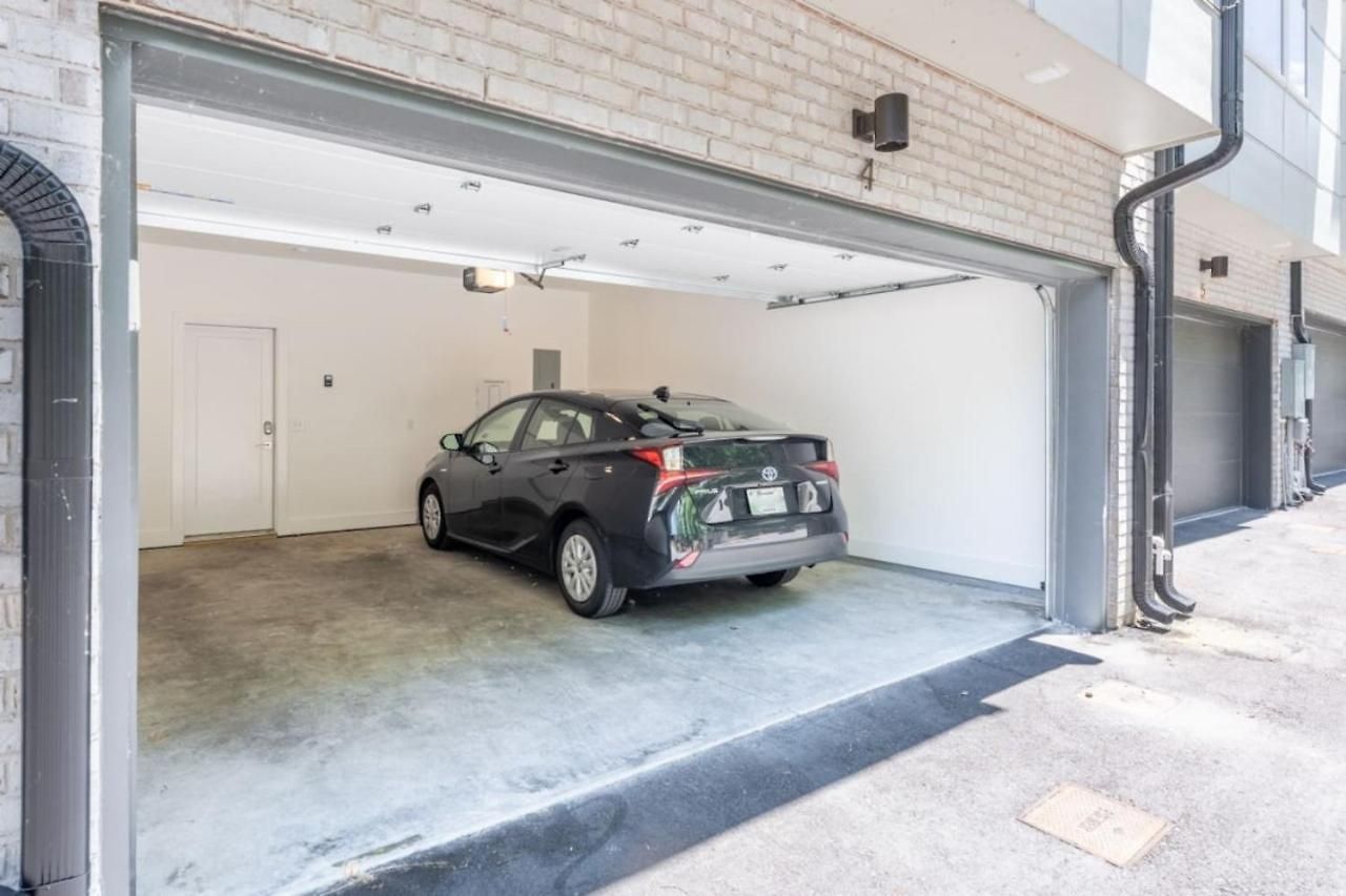 6 Bedroom Quiet Townhome! 6min To Airport & 15min To Downtown! Holiday home