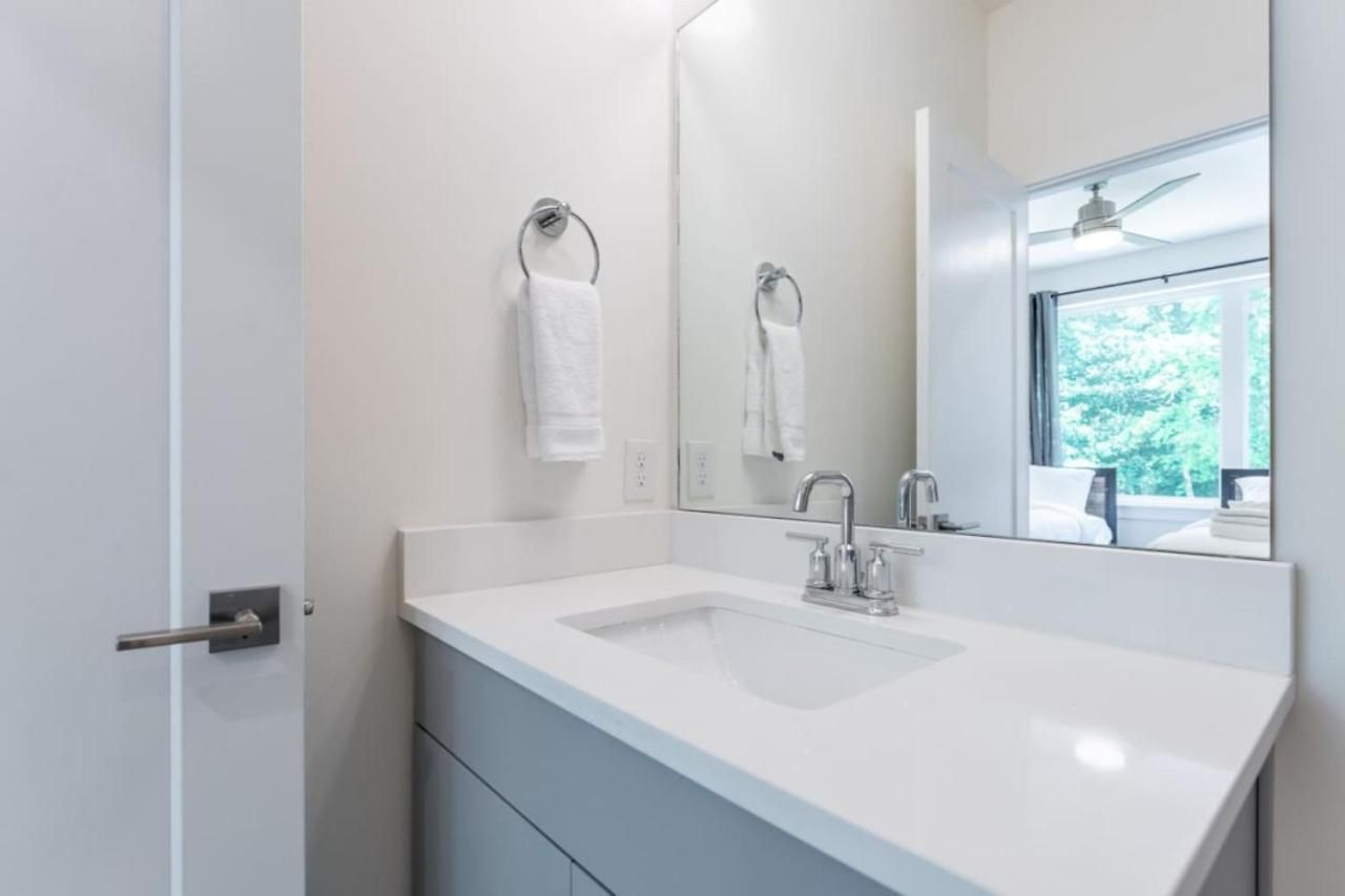 6 Bedroom Quiet Townhome! 6min To Airport & 15min To Downtown! *