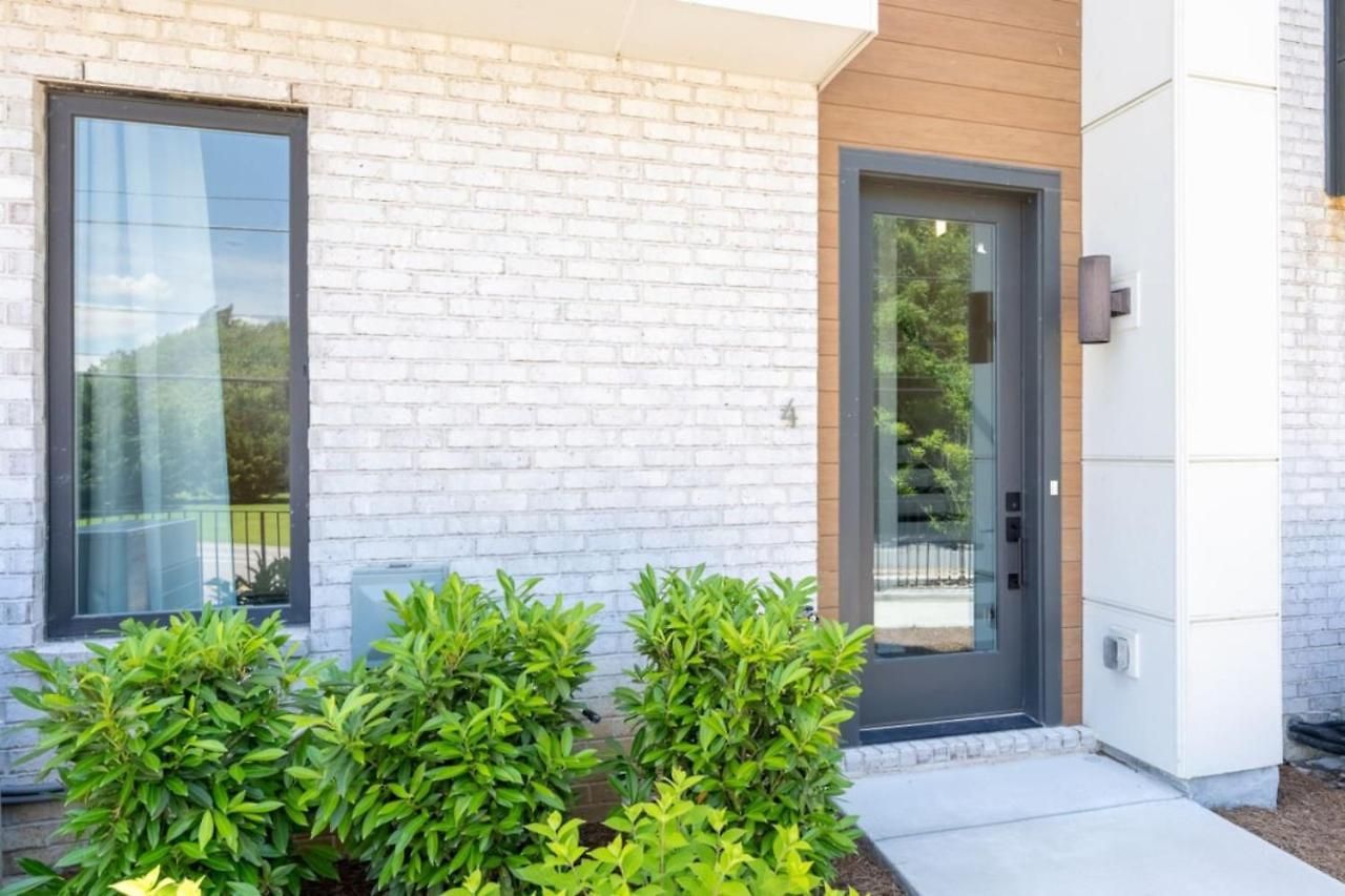 6 Bedroom Quiet Townhome! 6min To Airport & 15min To Downtown! Holiday home *