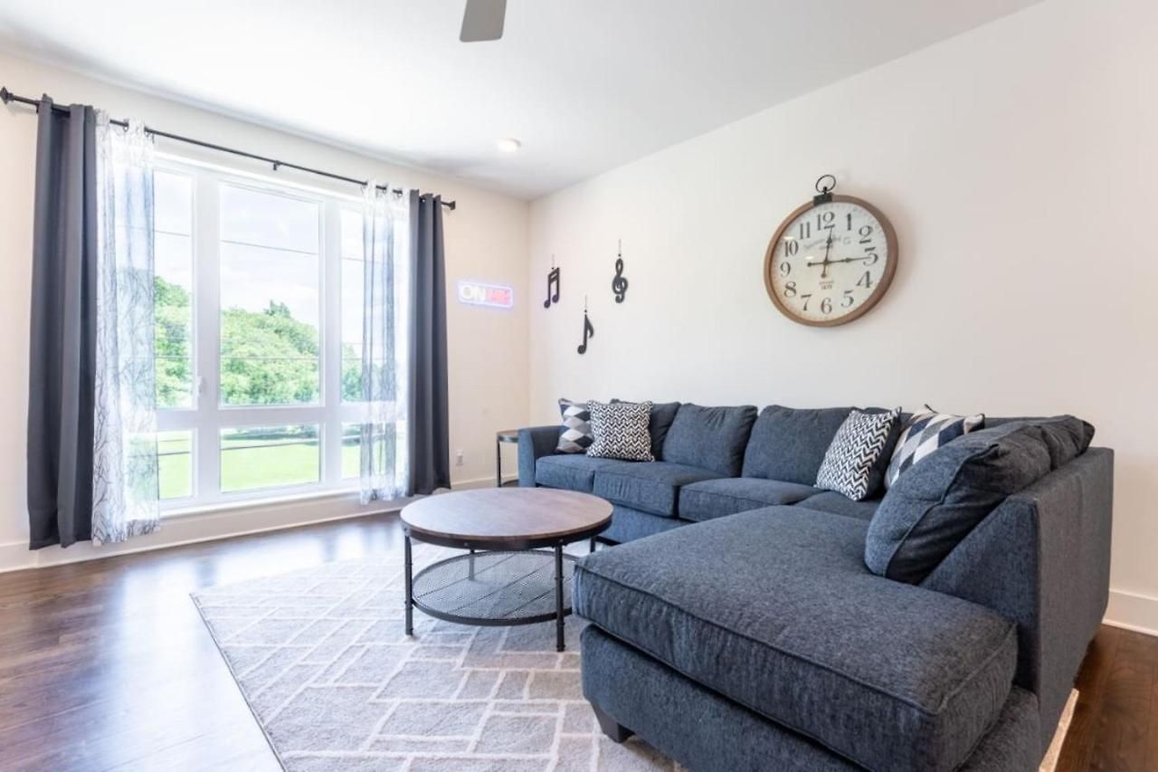 6 Bedroom Quiet Townhome! 6min To Airport & 15min To Downtown! *