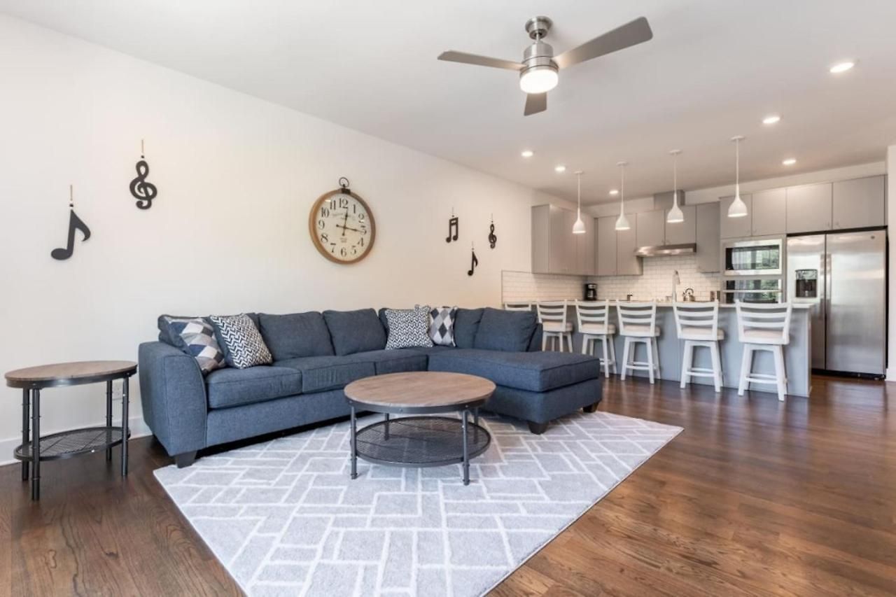 Holiday home 6 Bedroom Quiet Townhome! 6min To Airport & 15min To Downtown! *