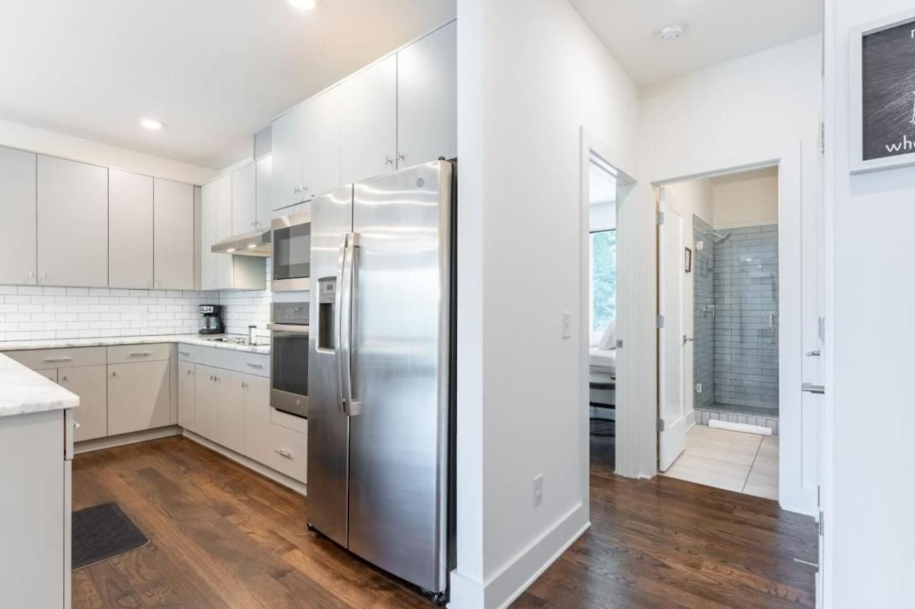 6 Bedroom Quiet Townhome! 6min To Airport & 15min To Downtown! Holiday home Nashville
