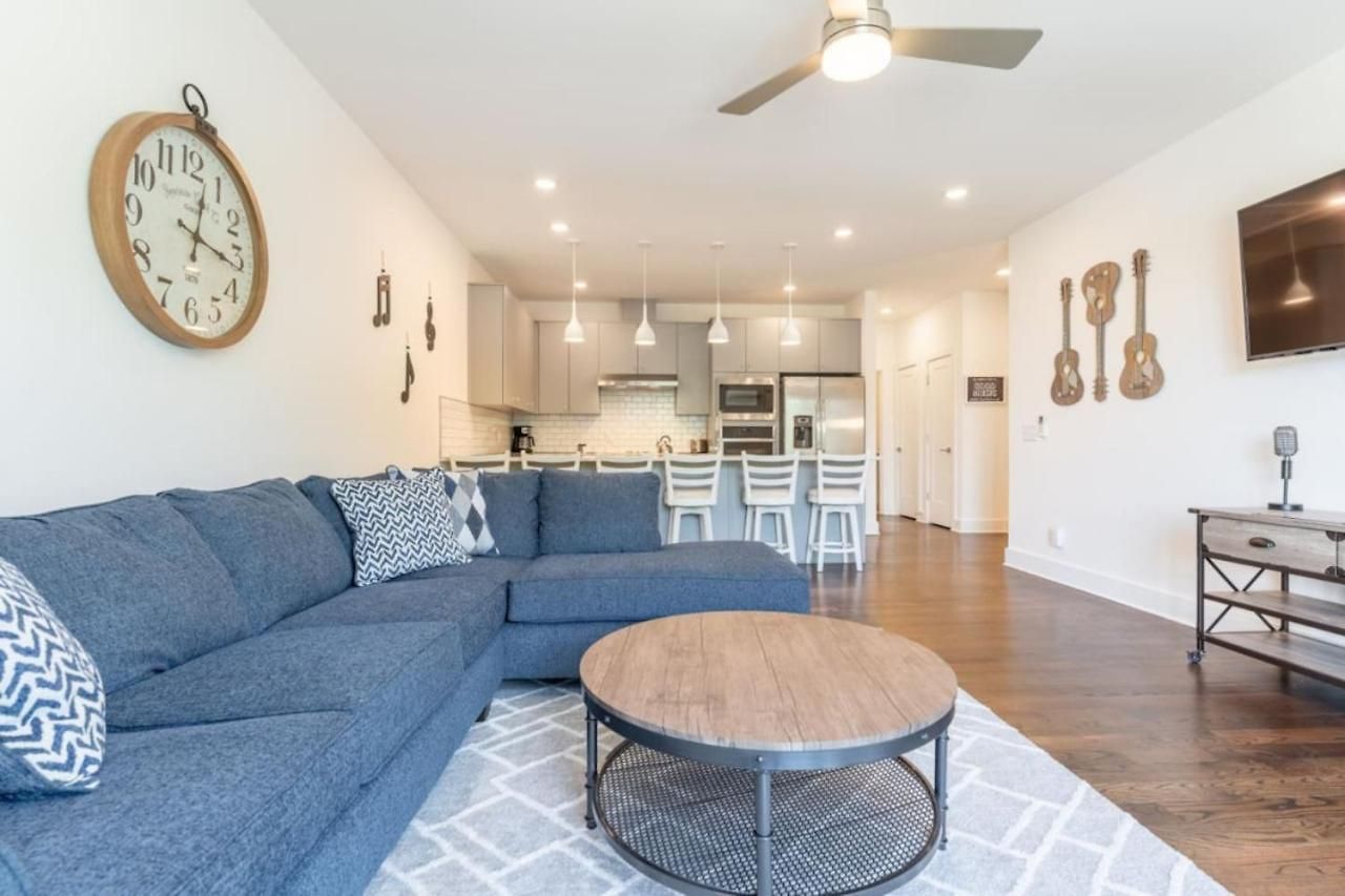 6 Bedroom Quiet Townhome! 6min To Airport & 15min To Downtown!