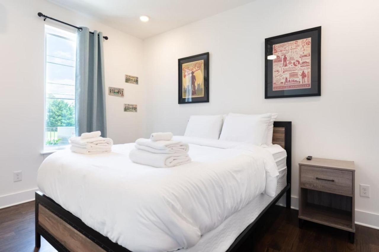 6 Bedroom Quiet Townhome! 6min To Airport & 15min To Downtown! Holiday home *