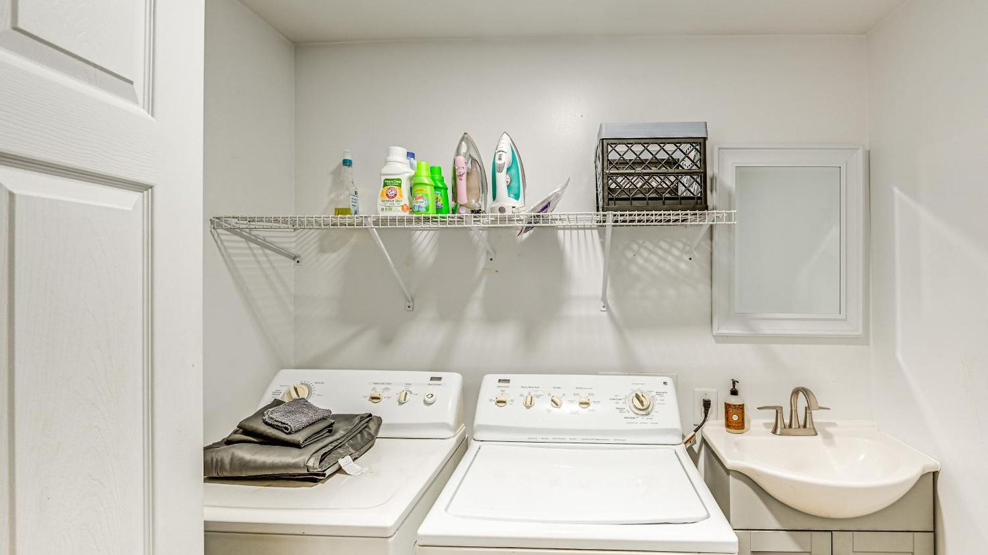 Modern Vacation ~ 3 Mi To Downtown! Holiday home