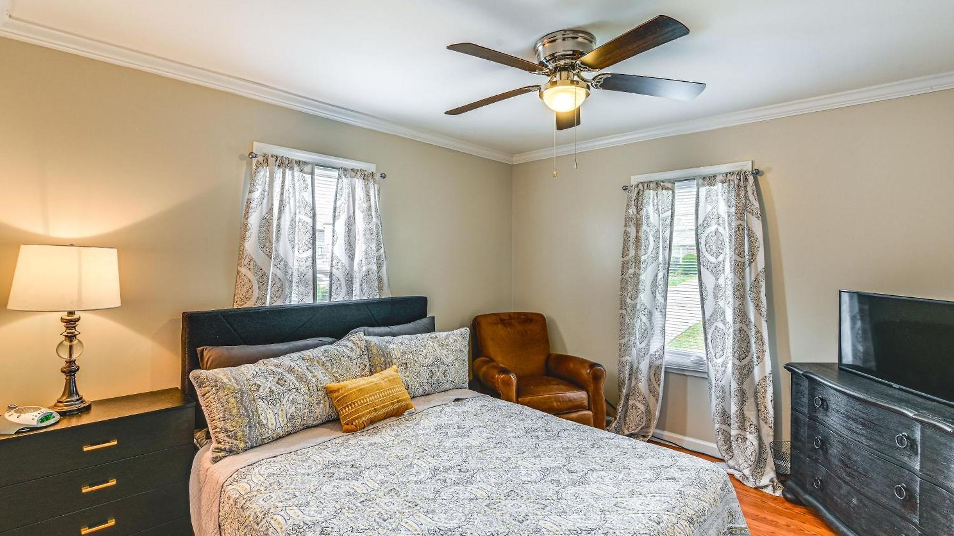 Modern Vacation ~ 3 Mi To Downtown! Holiday home