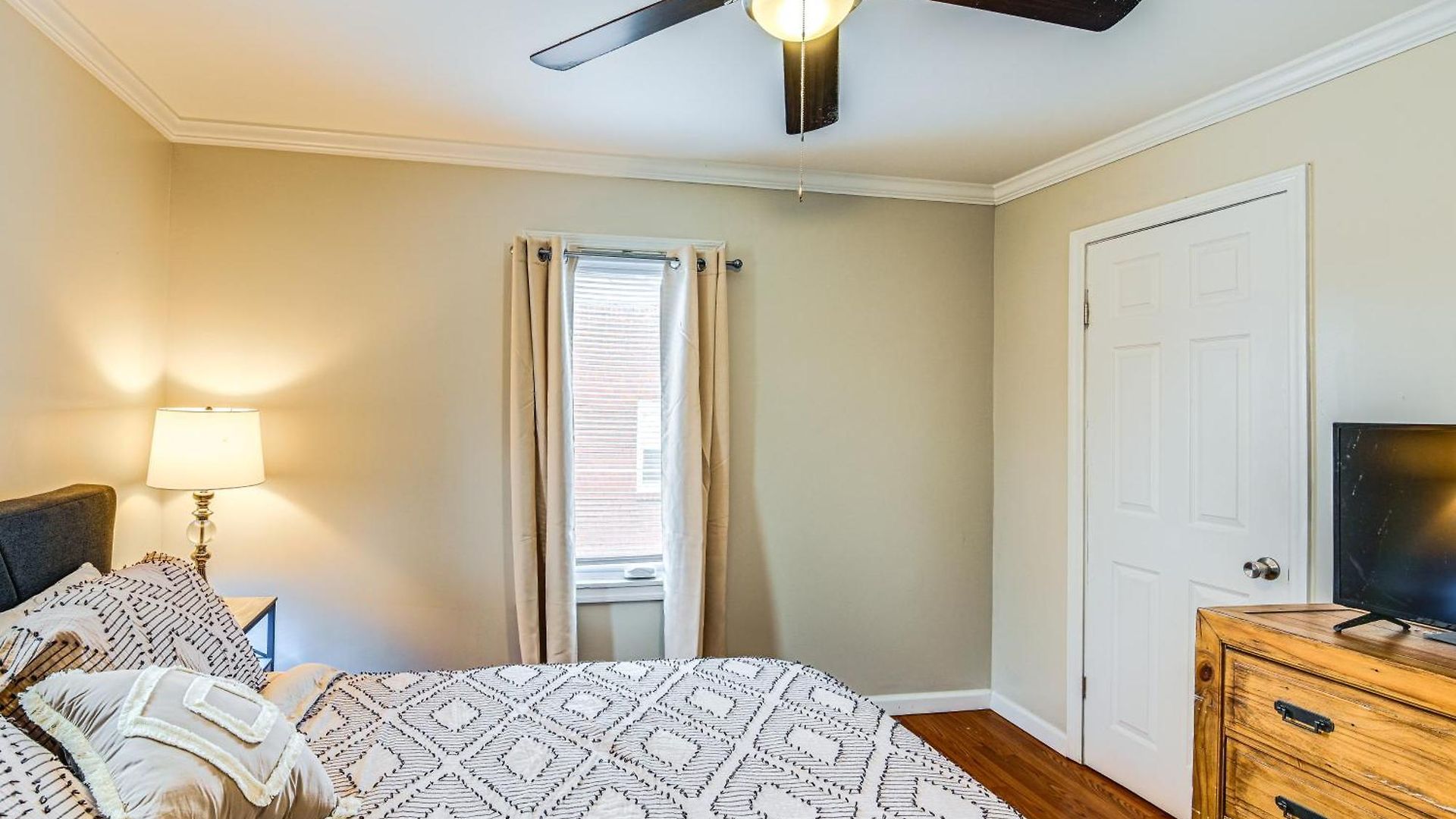 Modern Vacation ~ 3 Mi To Downtown! Holiday home *