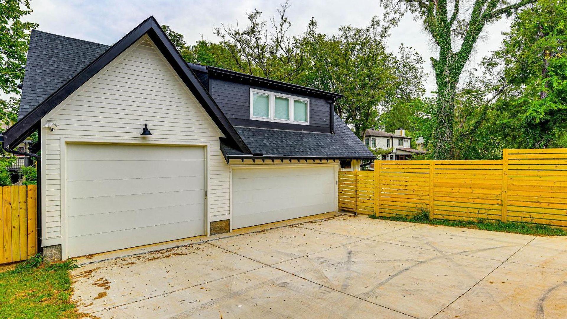 12 South Neighborhood: Home W/ Modern Flair! Holiday home