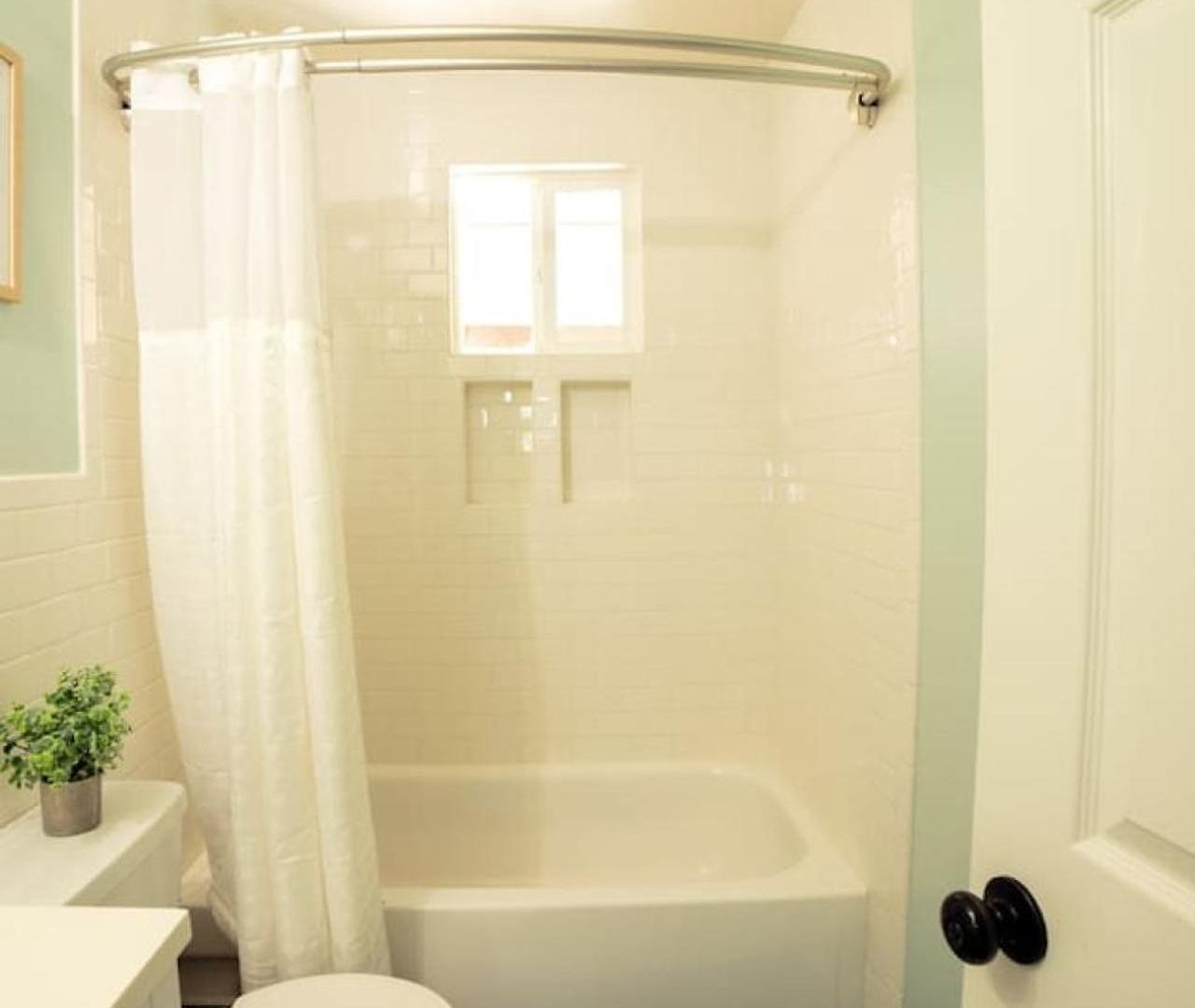Cozy Getaway Mins To Downtown, Broadway Airport Holiday home *