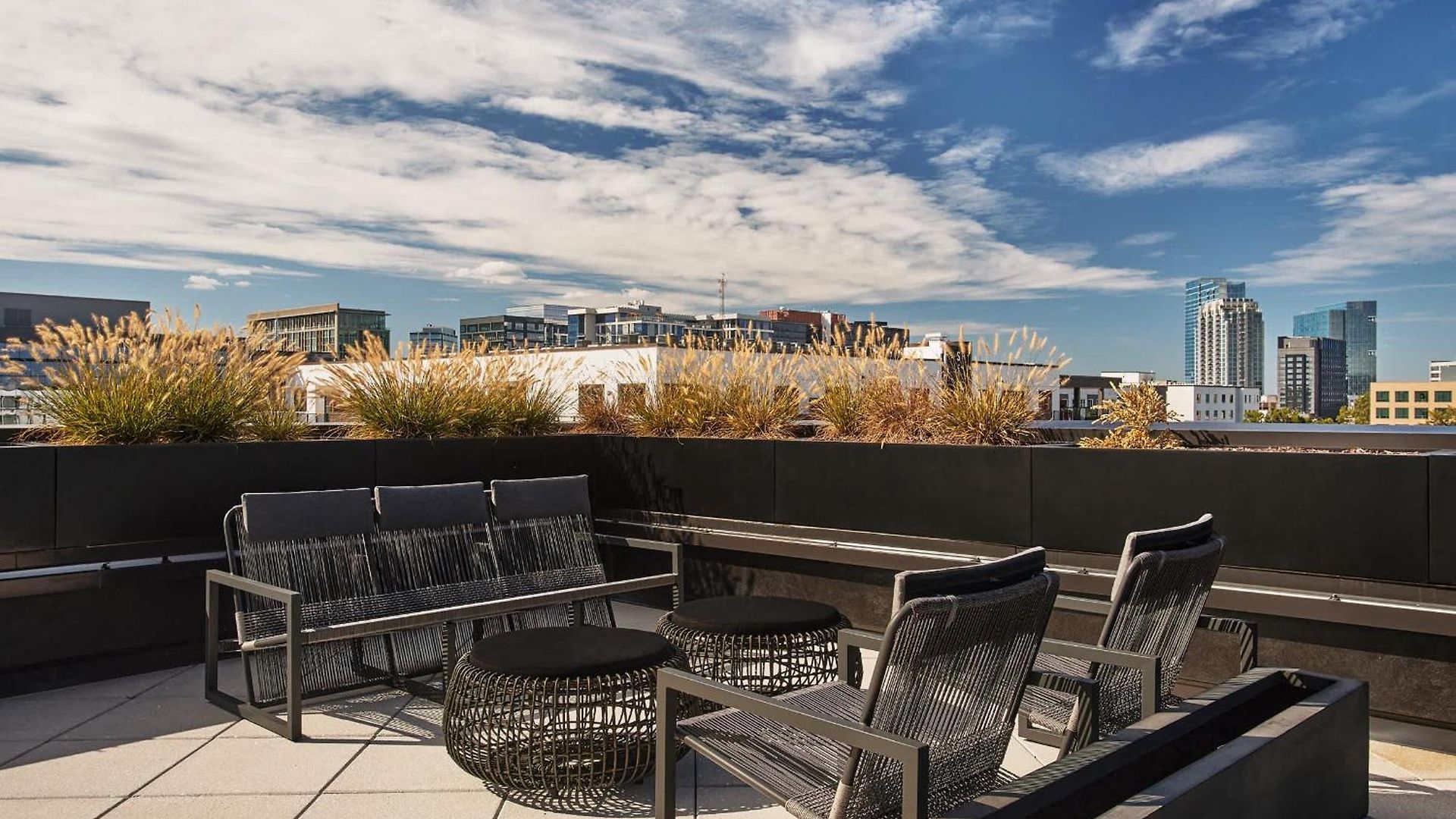 Modern Music Row With King & Queen Bedrooms + Private Balcony Pool & Fitness Center Walk To Rca B & Local Dining Under 2 Miles To Broadway Garage Parking Elevator Access 24 Hr Hospitality Holiday home