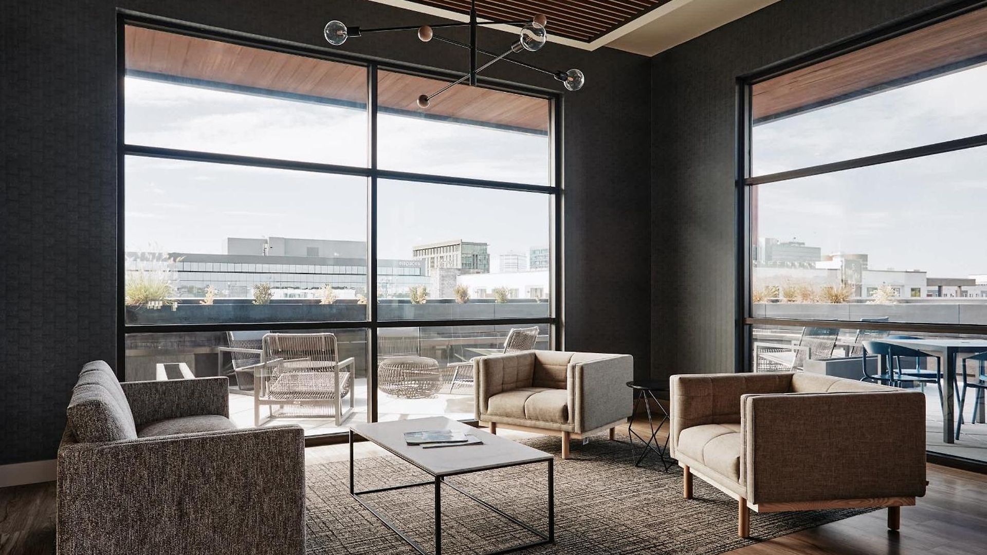 Modern Music Row With King & Queen Bedrooms + Private Balcony Pool & Fitness Center Walk To Rca B & Local Dining Under 2 Miles To Broadway Garage Parking Elevator Access 24 Hr Hospitality Holiday home Nashville