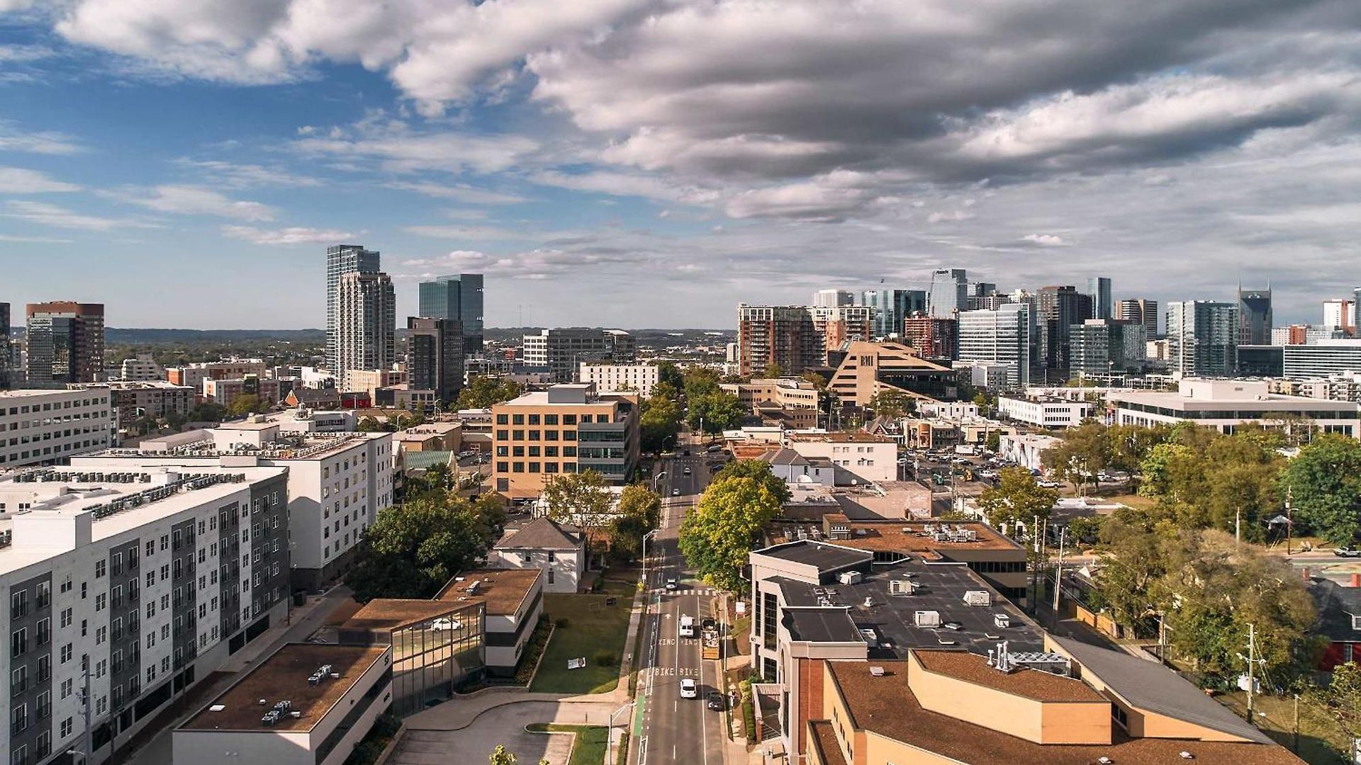 Modern Music Row With King & Queen Bedrooms + Private Balcony Pool & Fitness Center Walk To Rca B & Local Dining Under 2 Miles To Broadway Garage Parking Elevator Access 24 Hr Hospitality Nashville