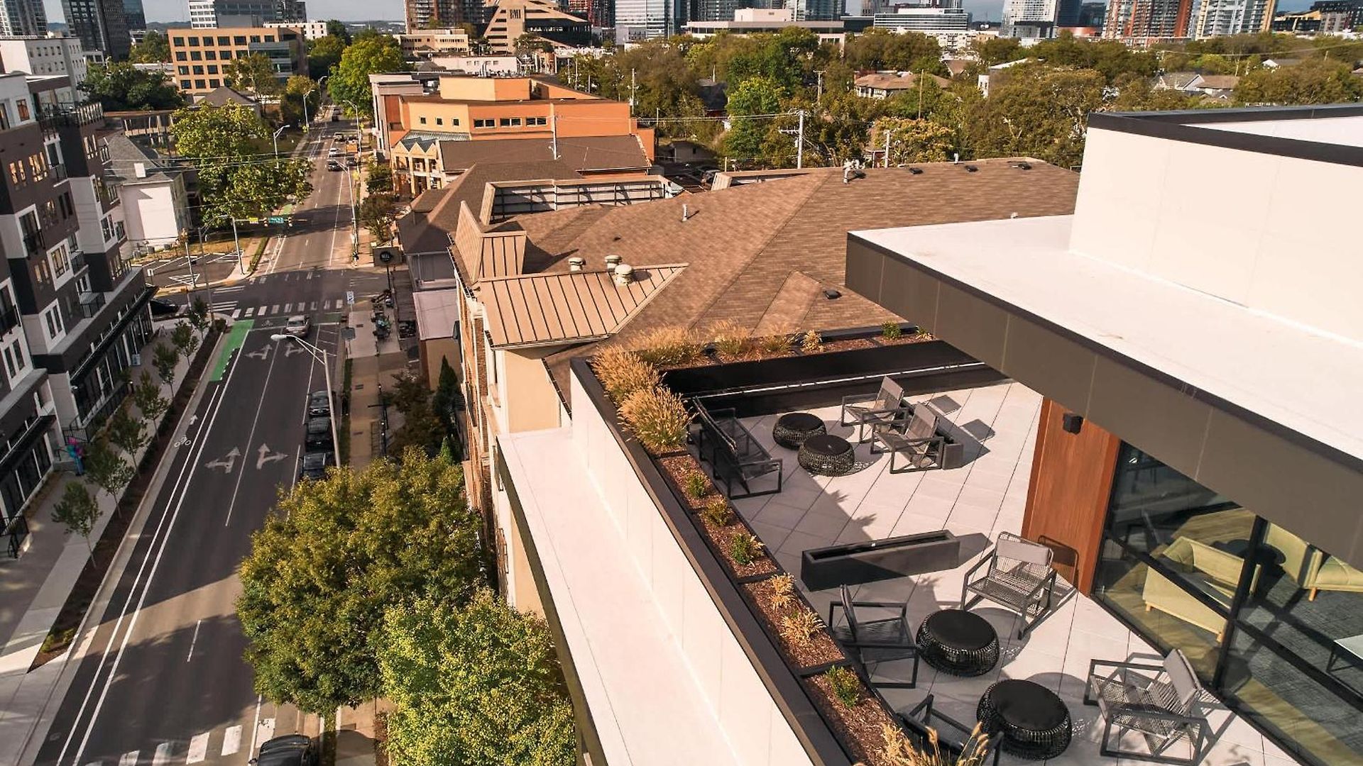 Modern Music Row With King & Queen Bedrooms + Private Balcony Pool & Fitness Center Walk To Rca B & Local Dining Under 2 Miles To Broadway Garage Parking Elevator Access 24 Hr Hospitality Nashville