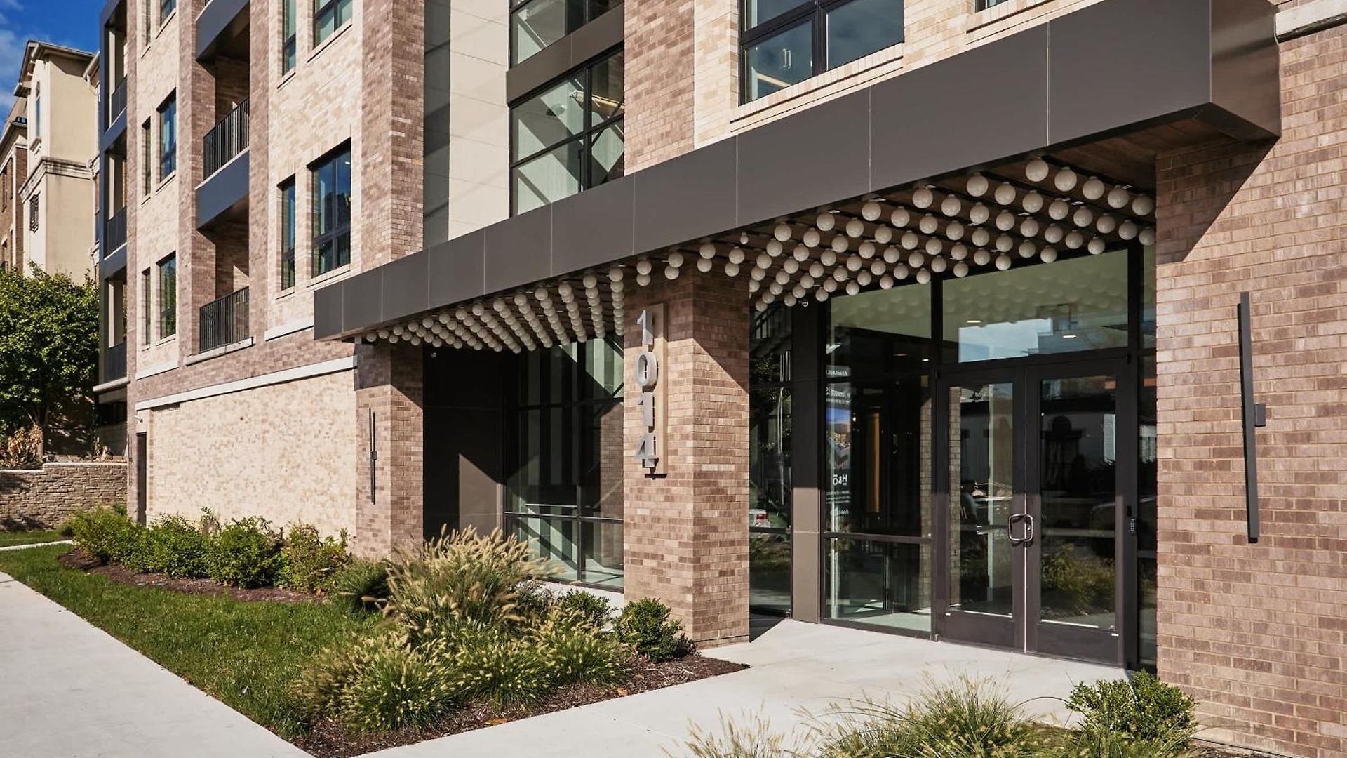 Modern Music Row With King & Queen Bedrooms + Private Balcony Pool & Fitness Center Walk To Rca B & Local Dining Under 2 Miles To Broadway Garage Parking Elevator Access 24 Hr Hospitality
