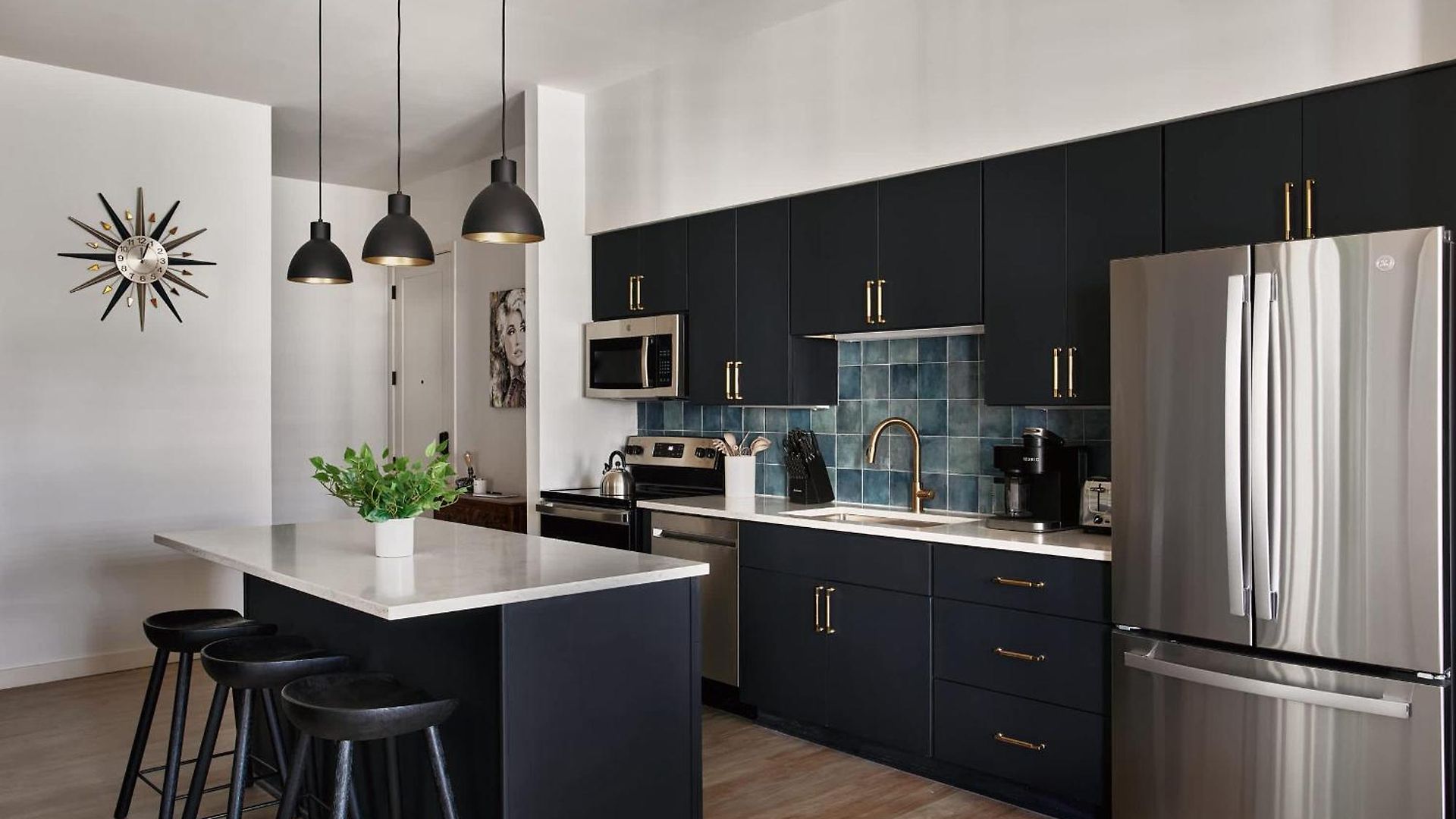 Modern Music Row With King & Queen Bedrooms + Private Balcony Pool & Fitness Center Walk To Rca B & Local Dining Under 2 Miles To Broadway Garage Parking Elevator Access 24 Hr Hospitality Holiday home *