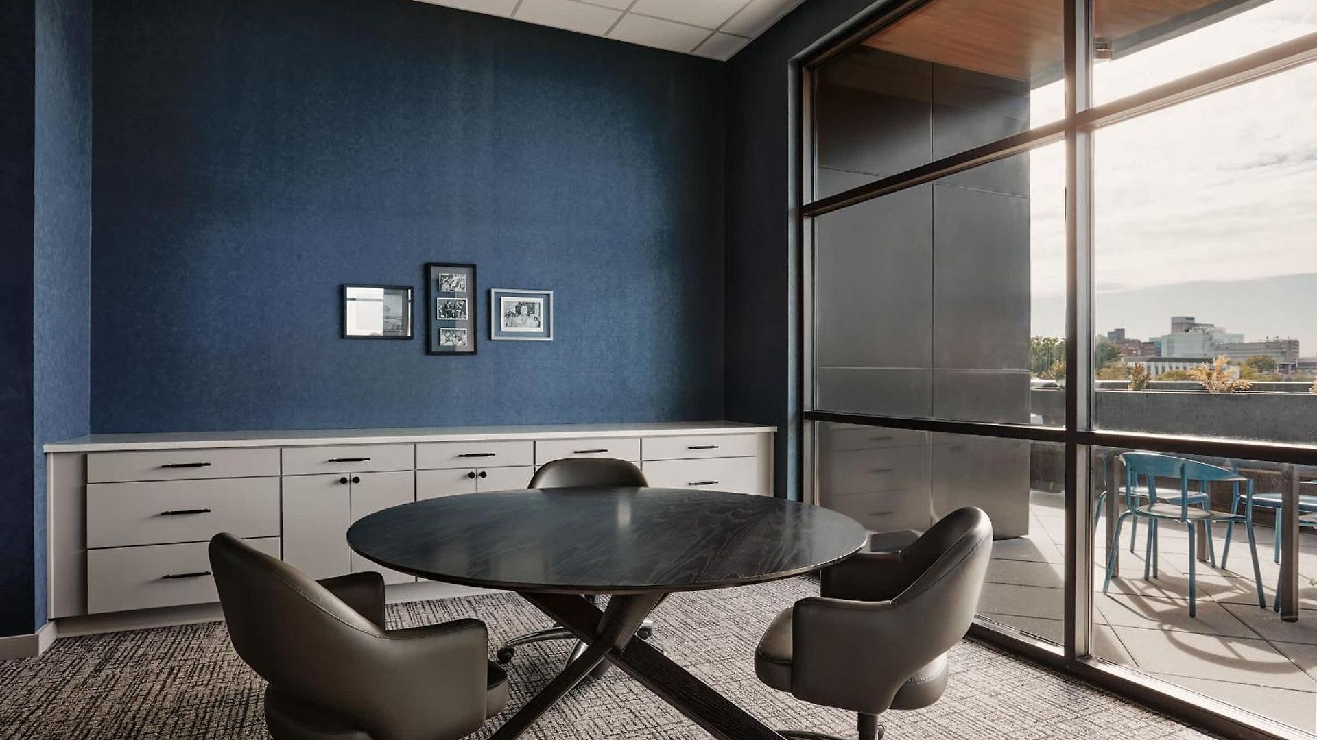 Modern Music Row With King & Queen Bedrooms + Private Balcony Pool & Fitness Center Walk To Rca B & Local Dining Under 2 Miles To Broadway Garage Parking Elevator Access 24 Hr Hospitality * Nashville