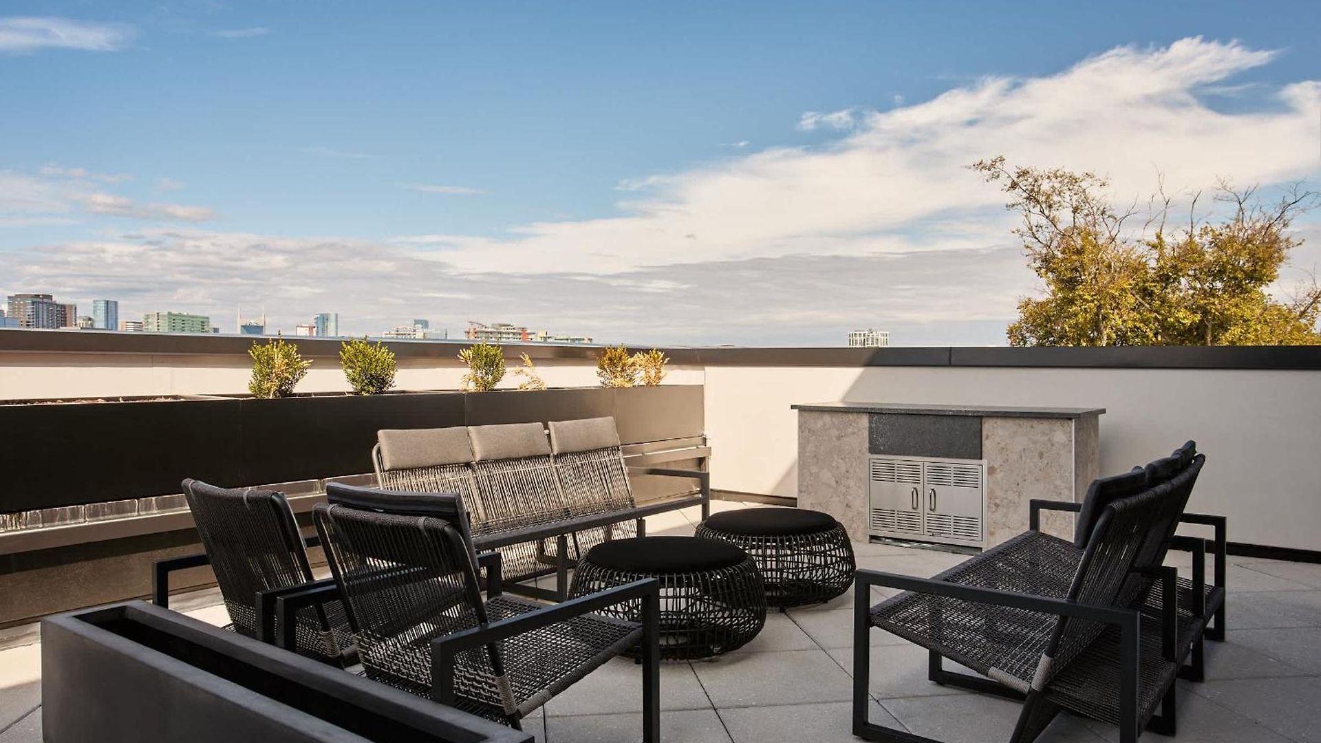 Modern Music Row With King & Queen Bedrooms + Private Balcony Pool & Fitness Center Walk To Rca B & Local Dining Under 2 Miles To Broadway Garage Parking Elevator Access 24 Hr Hospitality Holiday home *